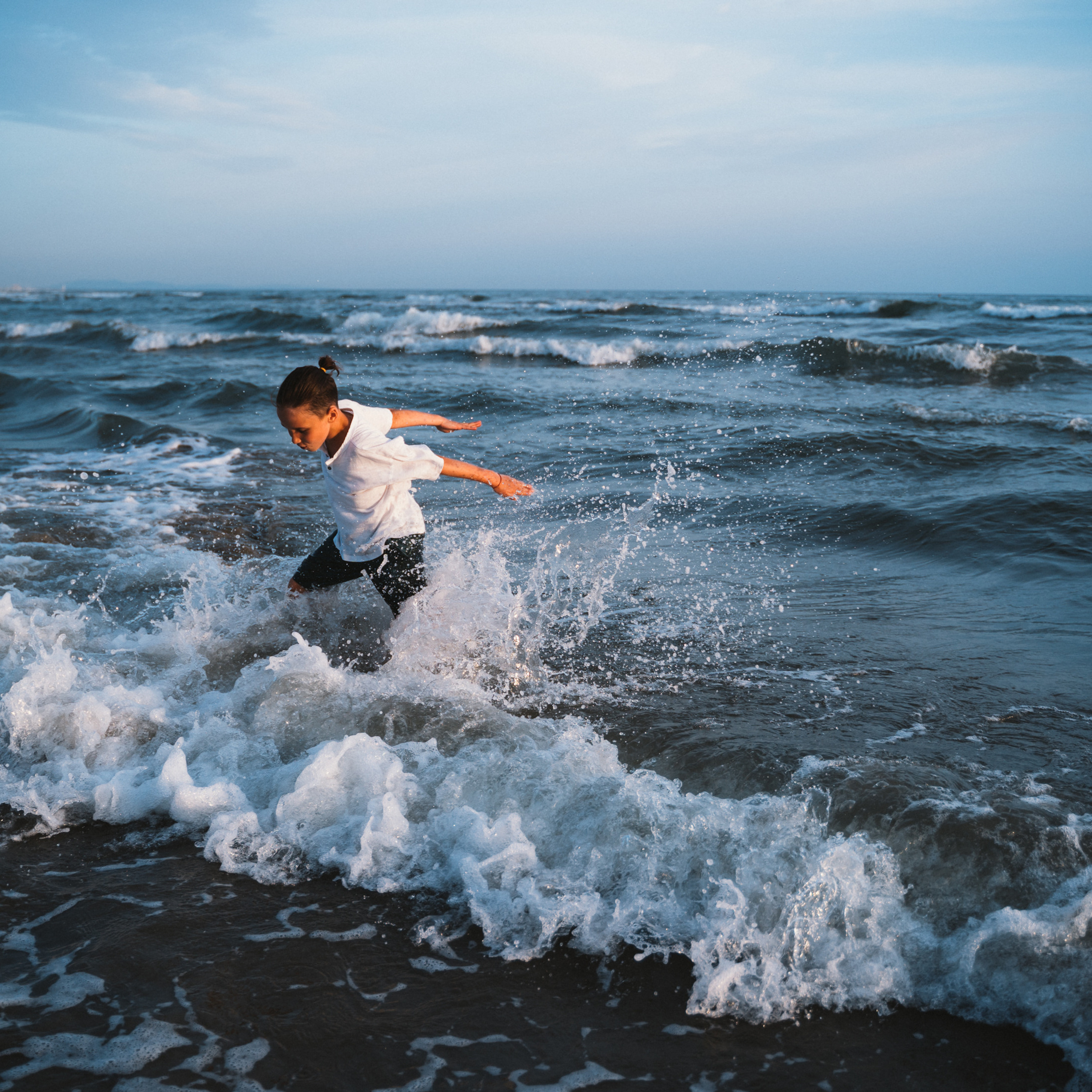 Fun Family Photoshoots in Tuscany amazing beach| Irina Zinovyeva Photo. Family Lifestyle Photographer in Lucca, Italia