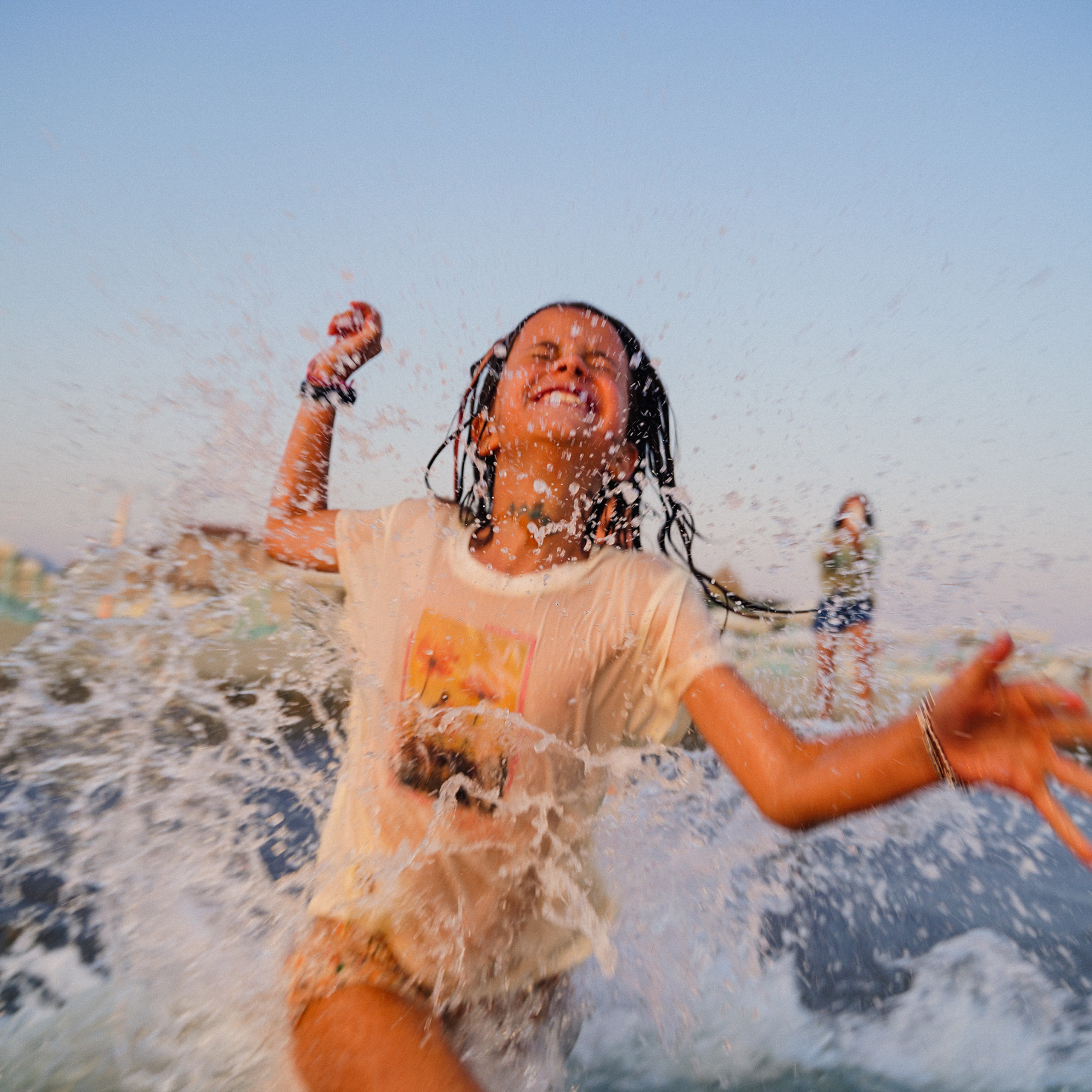 Fun Family Photoshoots in Tuscany amazing beach| Irina Zinovyeva Photo. Family Lifestyle Photographer in Lucca, Italia