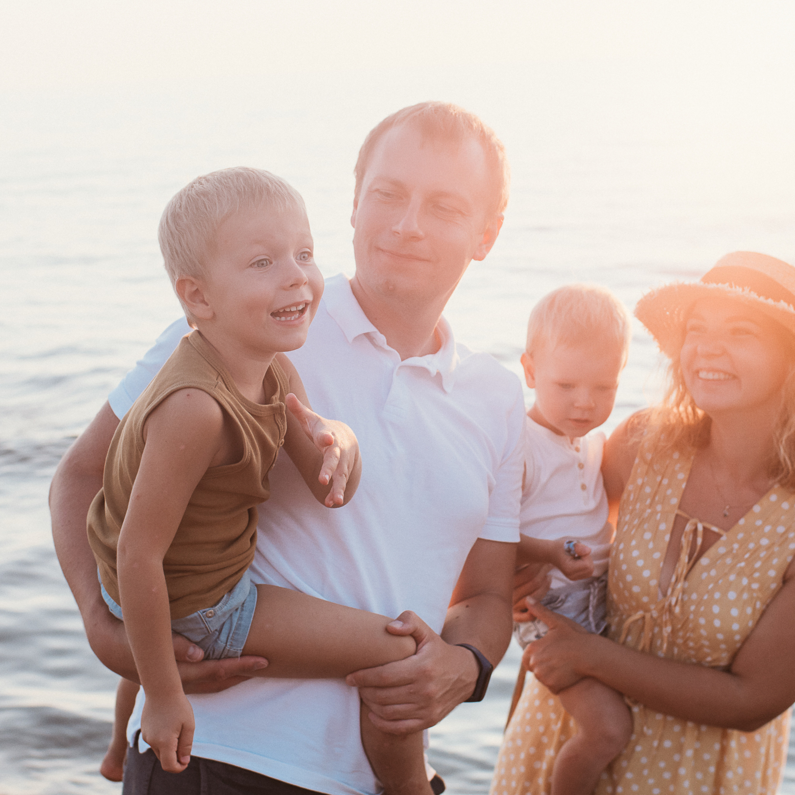 Fun Family Photoshoots in Tuscany amazing beach| Irina Zinovyeva Photo. Family Lifestyle Photographer in Lucca, Italia