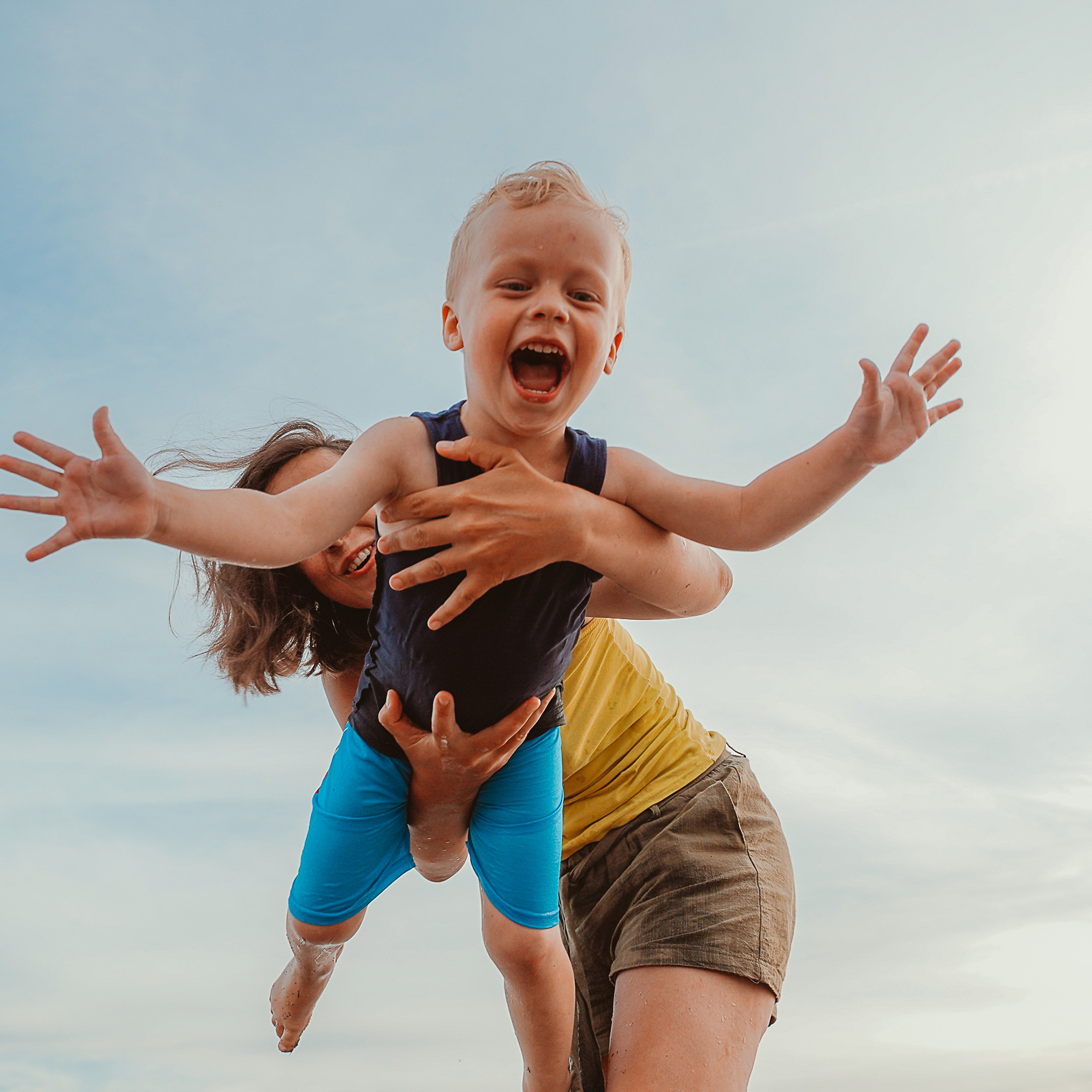 Fun Family Photoshoots in Tuscany amazing beach| Irina Zinovyeva Photo. Family Lifestyle Photographer in Lucca, Italia