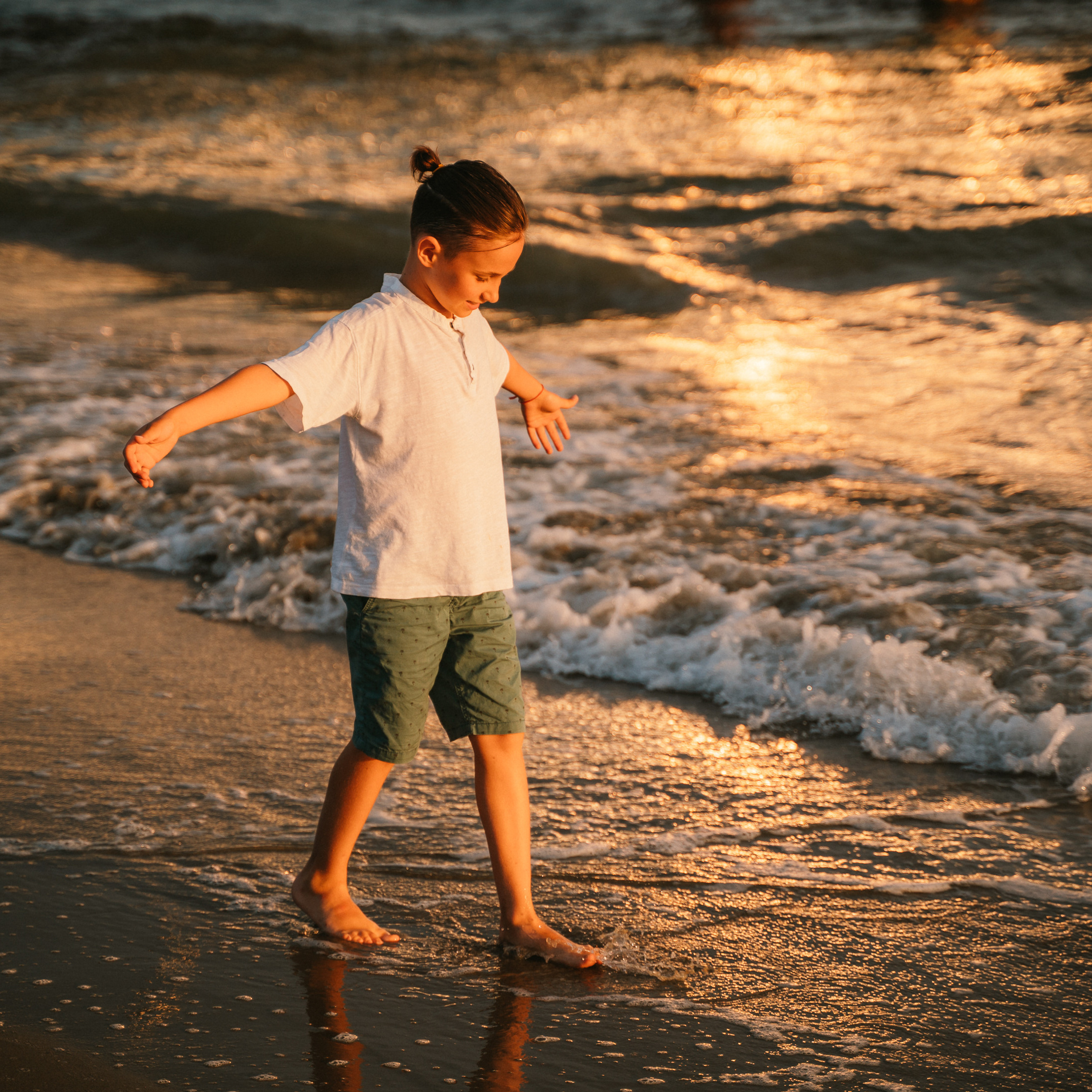 Fun Family Photoshoots in Tuscany amazing beach| Irina Zinovyeva Photo. Family Lifestyle Photographer in Lucca, Italia