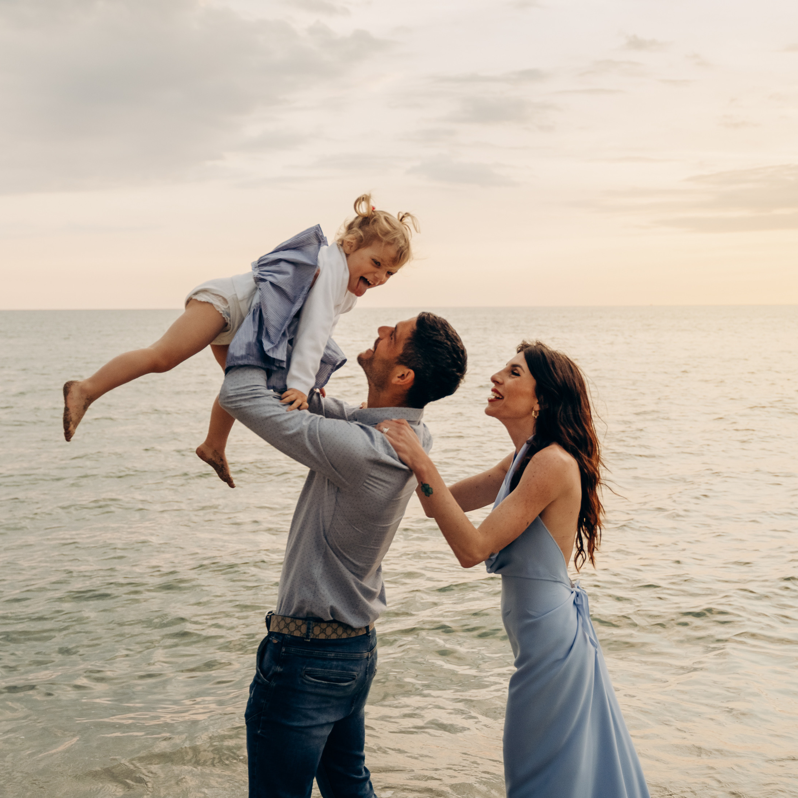 Fun Family Photoshoots in Tuscany amazing beach| Irina Zinovyeva Photo. Family Lifestyle Photographer in Lucca, Italia