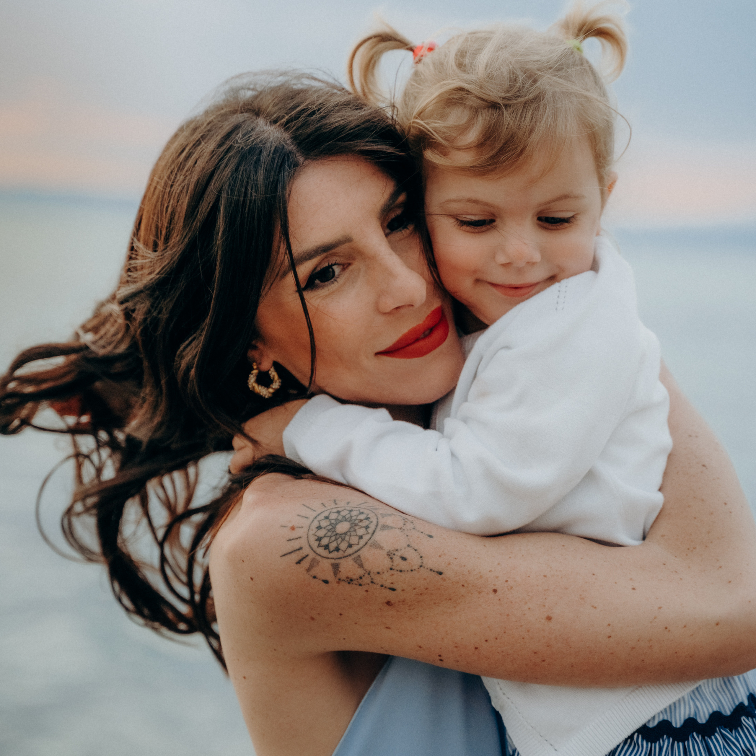 Fun Family Photoshoots in Tuscany amazing beach| Irina Zinovyeva Photo. Family Lifestyle Photographer in Lucca, Italia