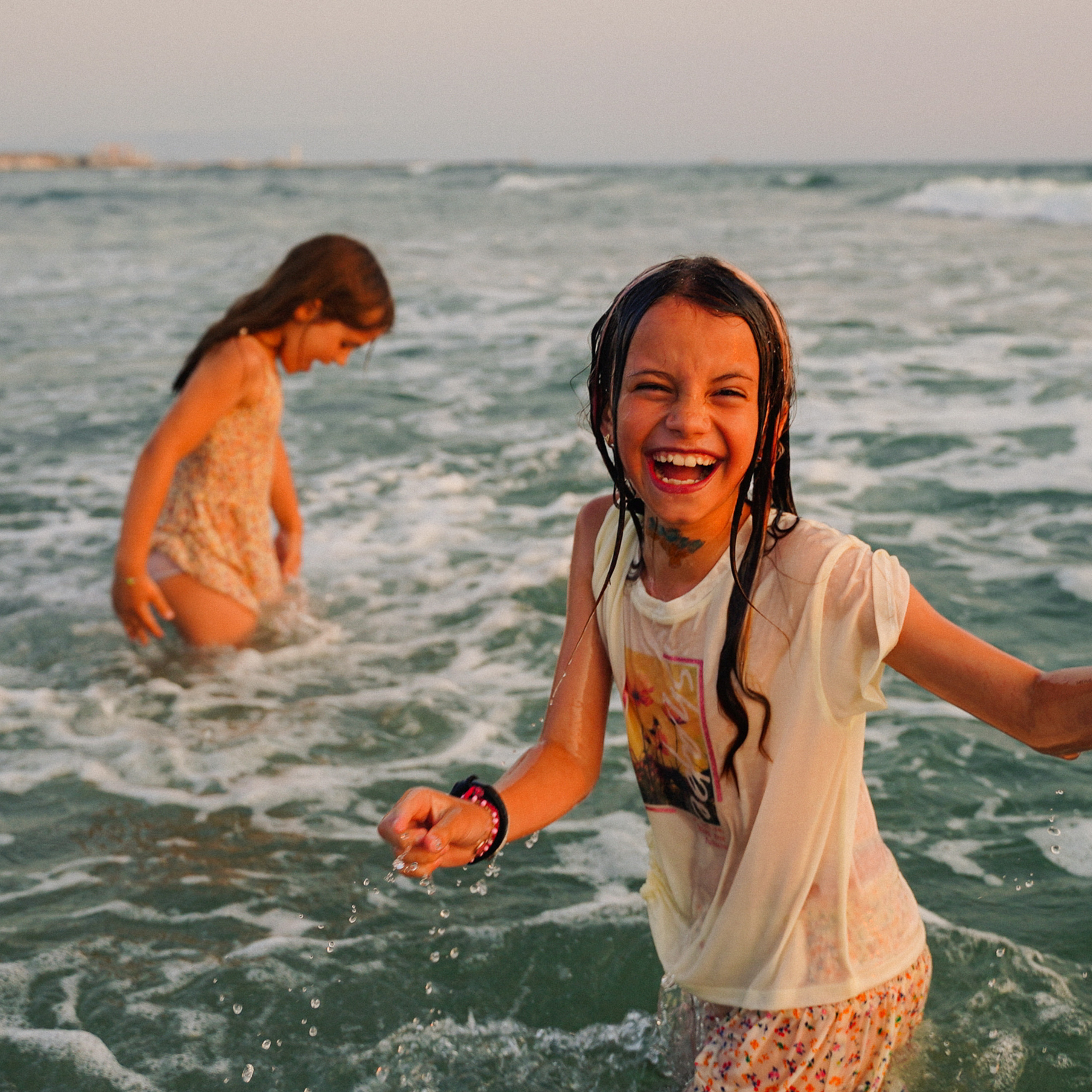 Fun Family Photoshoots in Tuscany amazing beach| Irina Zinovyeva Photo. Family Lifestyle Photographer in Lucca, Italia
