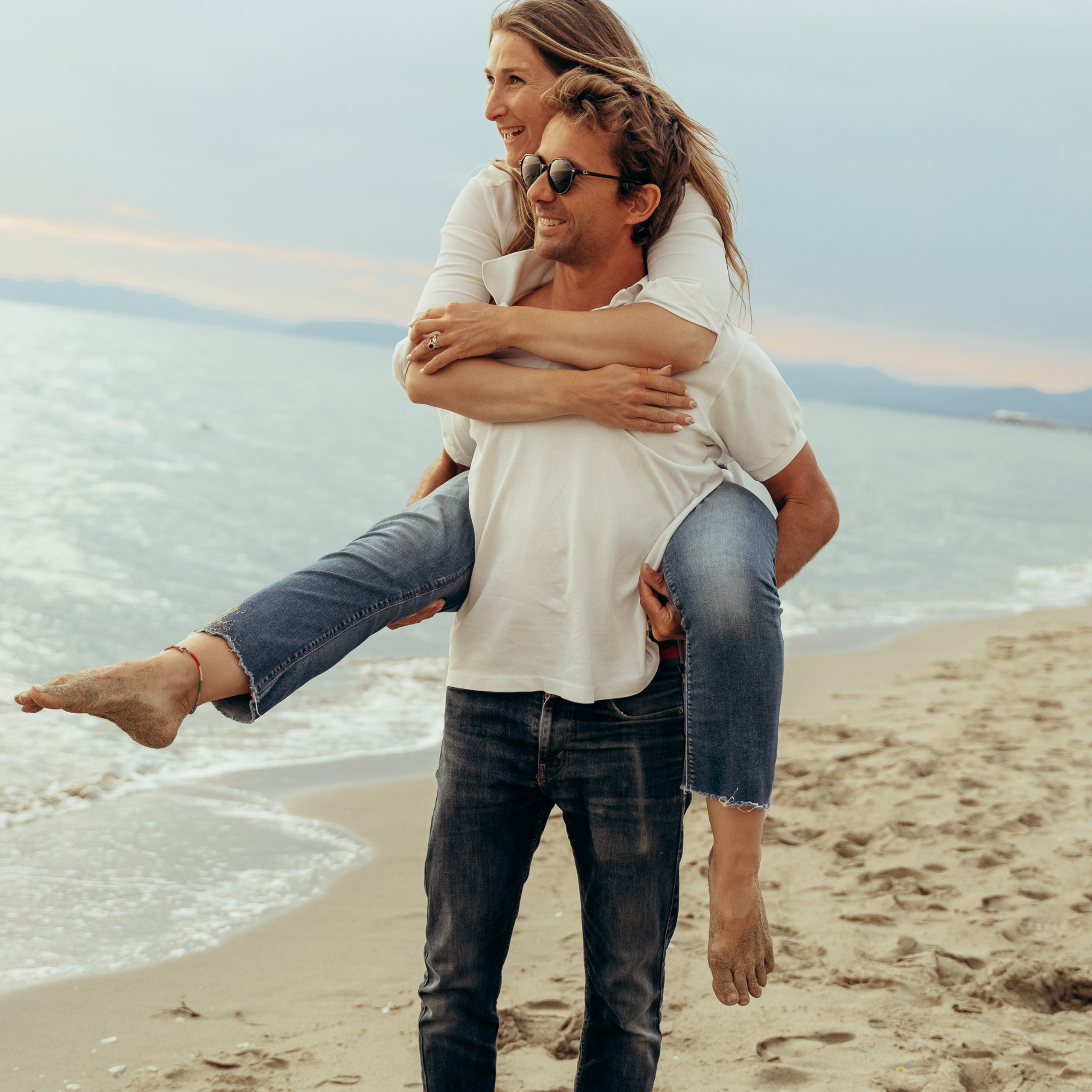 Fun Family Photoshoots in Tuscany amazing beach| Irina Zinovyeva Photo. Family Lifestyle Photographer in Lucca, Italia