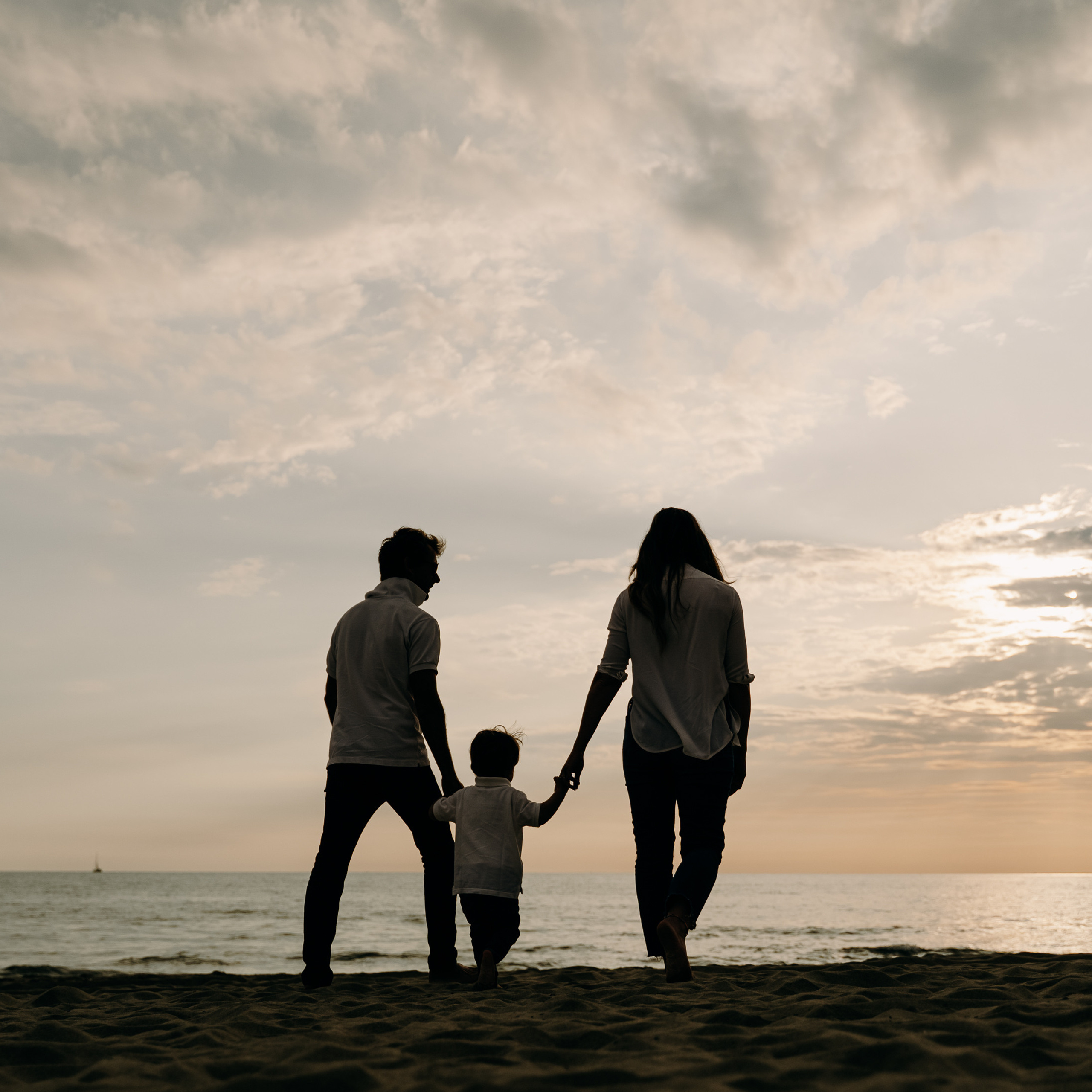 Fun Family Photoshoots in Tuscany amazing beach| Irina Zinovyeva Photo. Family Lifestyle Photographer in Lucca, Italia