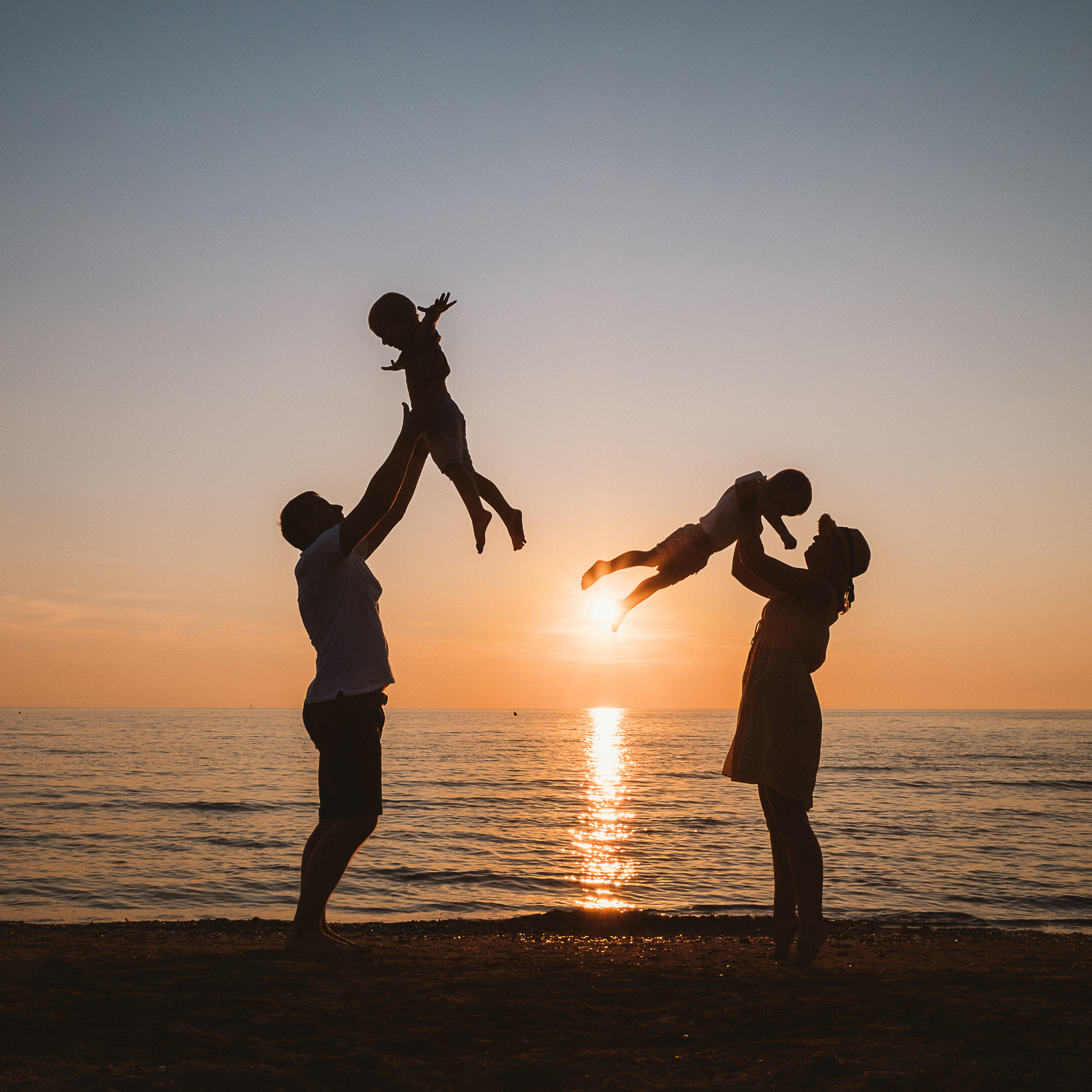 Fun Family Photoshoots in Tuscany amazing beach| Irina Zinovyeva Photo. Family Lifestyle Photographer in Lucca, Italia