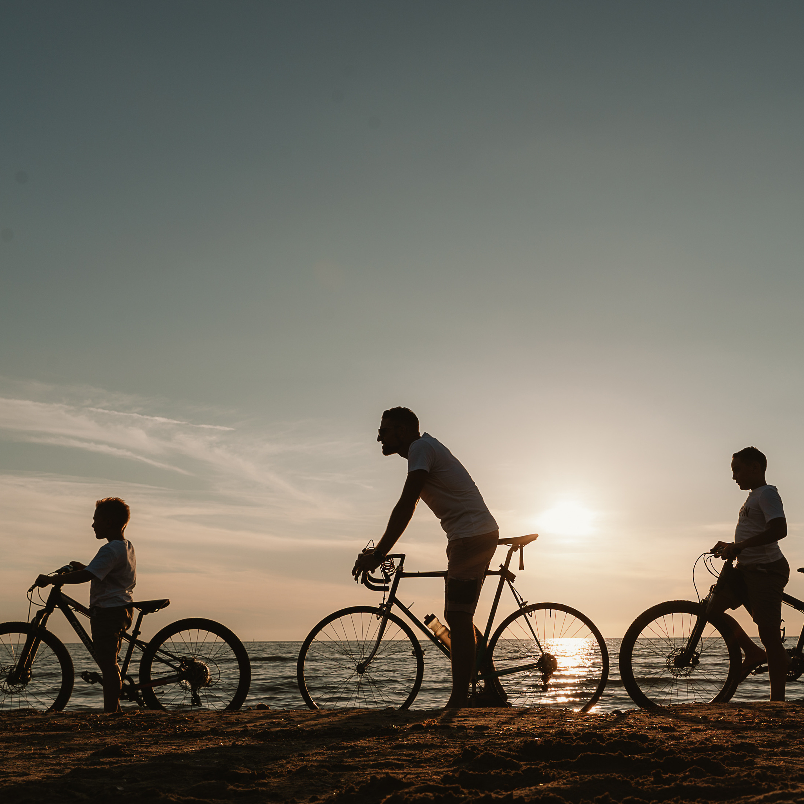 Fun Family Photoshoots in Tuscany amazing beach| Irina Zinovyeva Photo. Family Lifestyle Photographer in Lucca, Italia