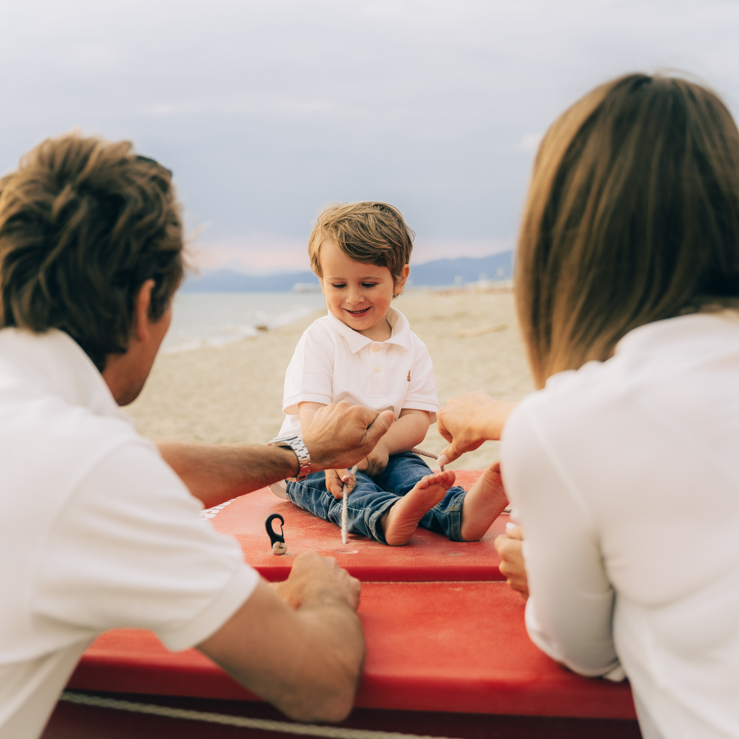 Fun Family Photoshoots in Tuscany amazing beach| Irina Zinovyeva Photo. Family Lifestyle Photographer in Lucca, Italia