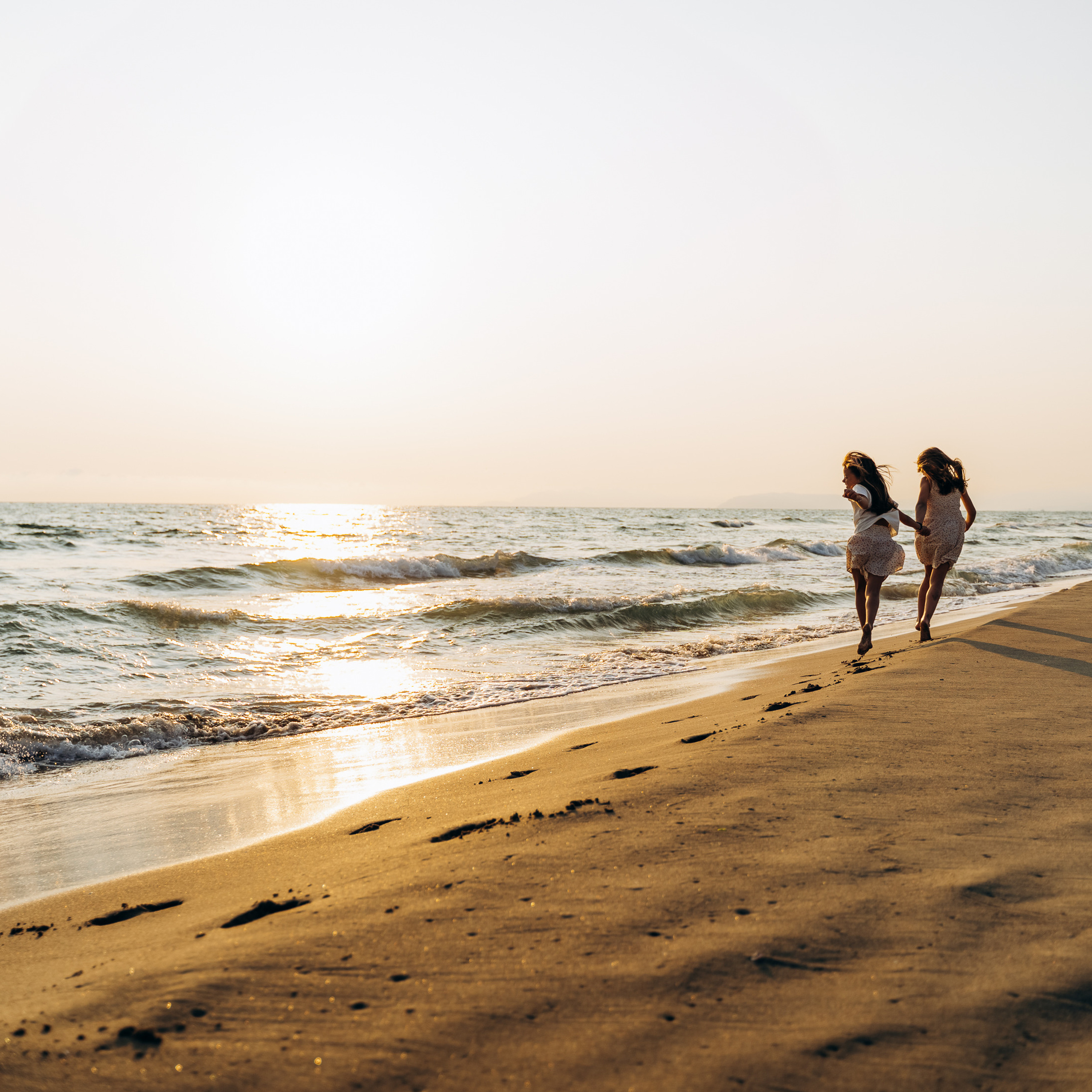 Fun Family Photoshoots in Tuscany amazing beach| Irina Zinovyeva Photo. Family Lifestyle Photographer in Lucca, Italia