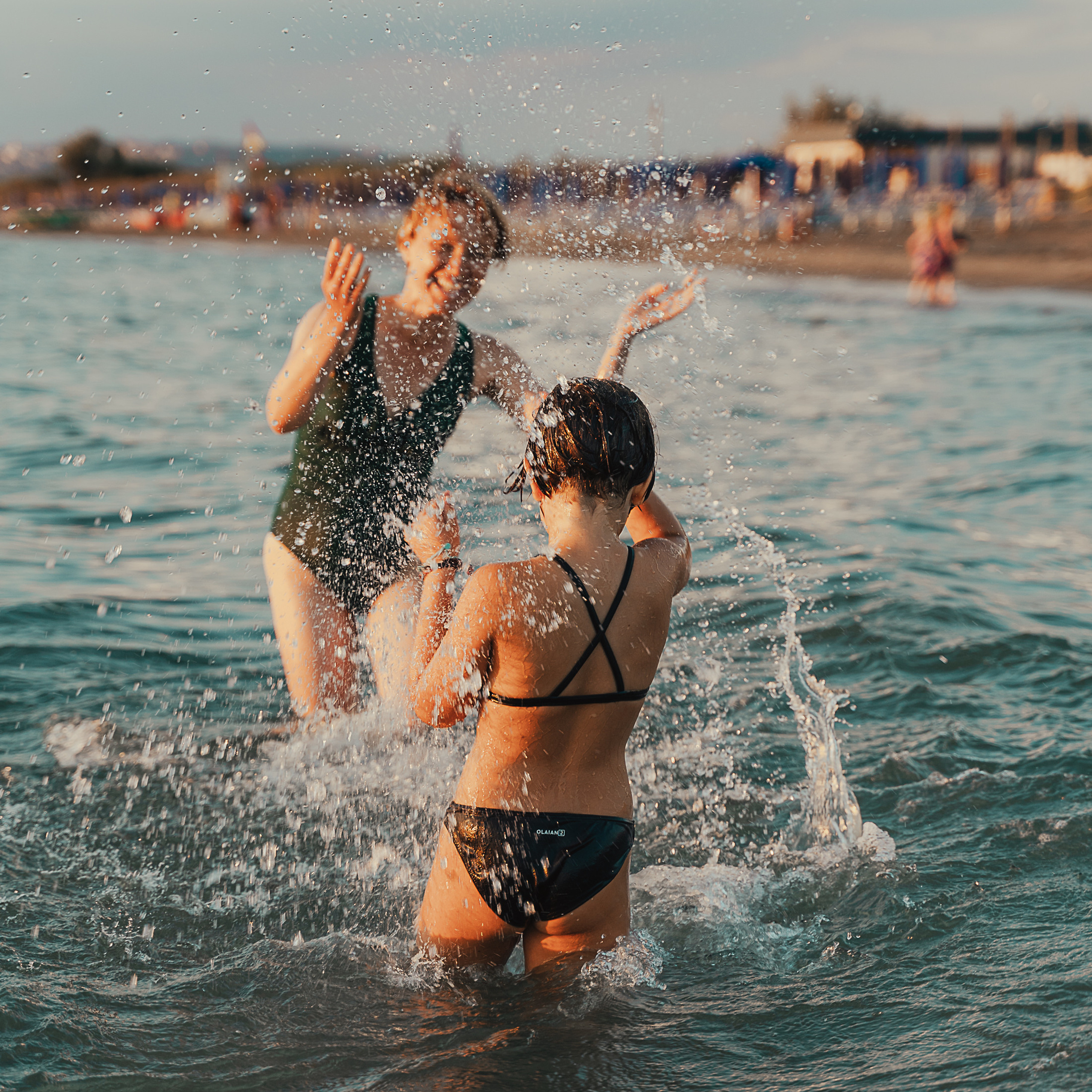 Fun Family Photoshoots in Tuscany amazing beach| Irina Zinovyeva Photo. Family Lifestyle Photographer in Lucca, Italia