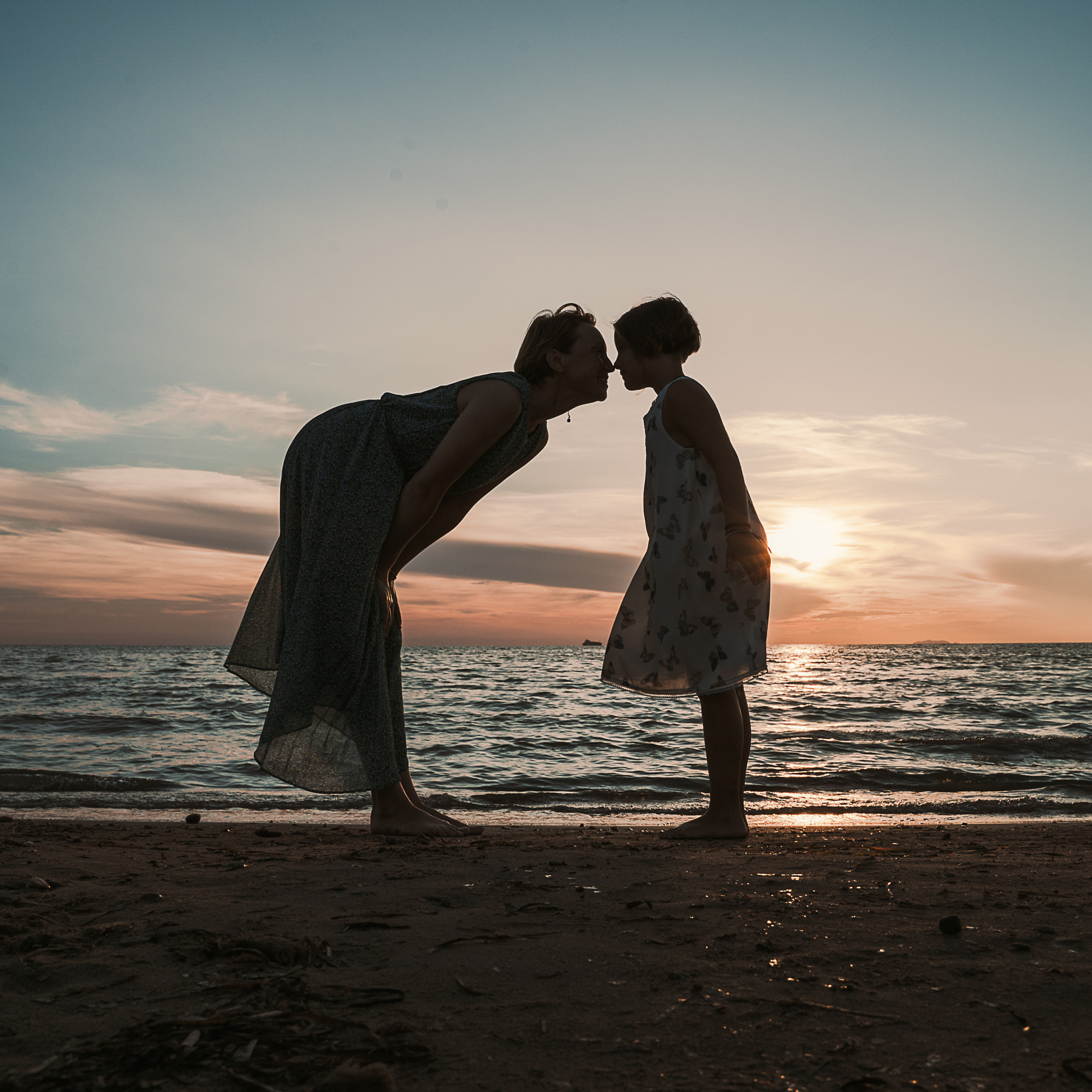 Fun Family Photoshoots in Tuscany amazing beach| Irina Zinovyeva Photo. Family Lifestyle Photographer in Lucca, Italia