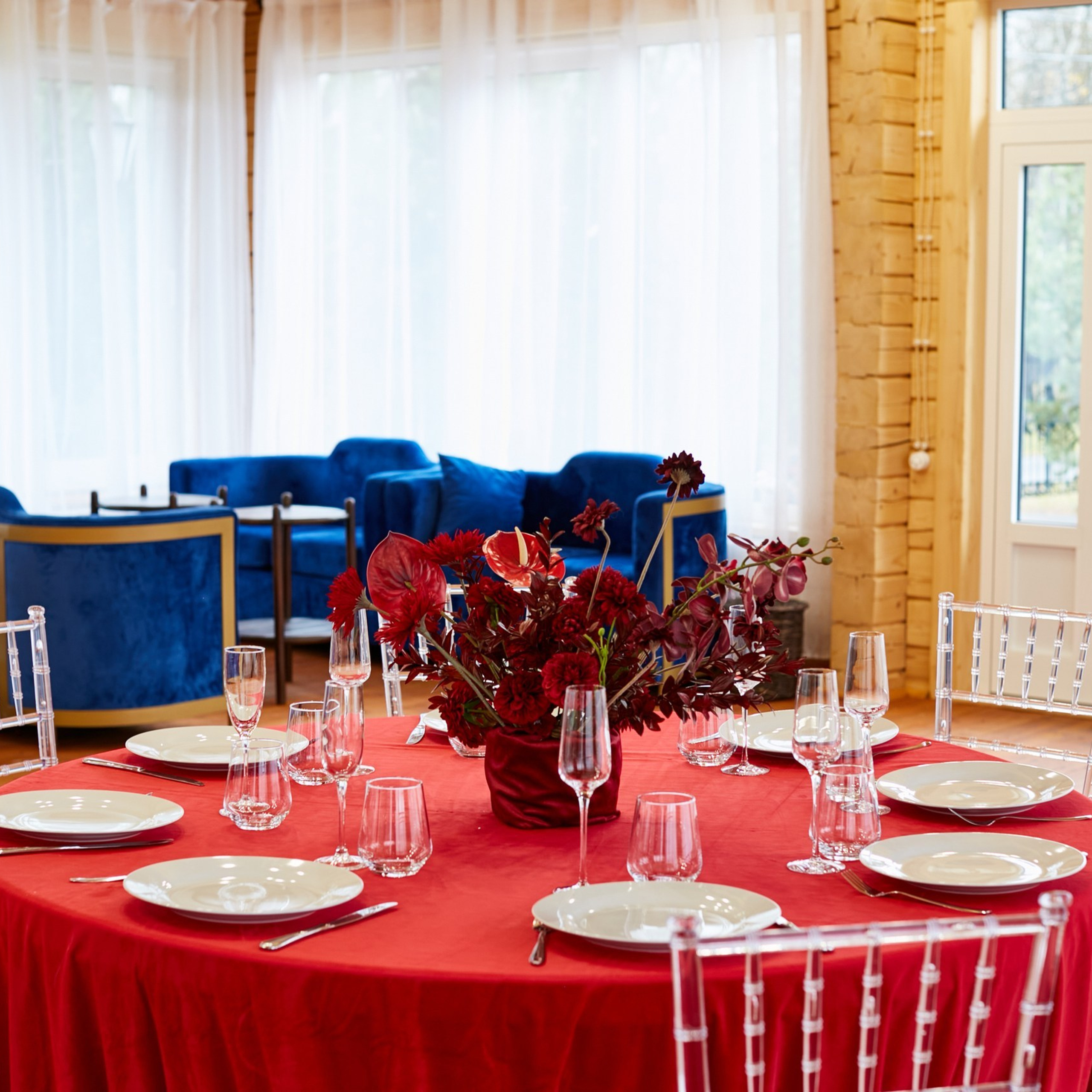 уютная веранда у воды с арендой домов на свадьбу