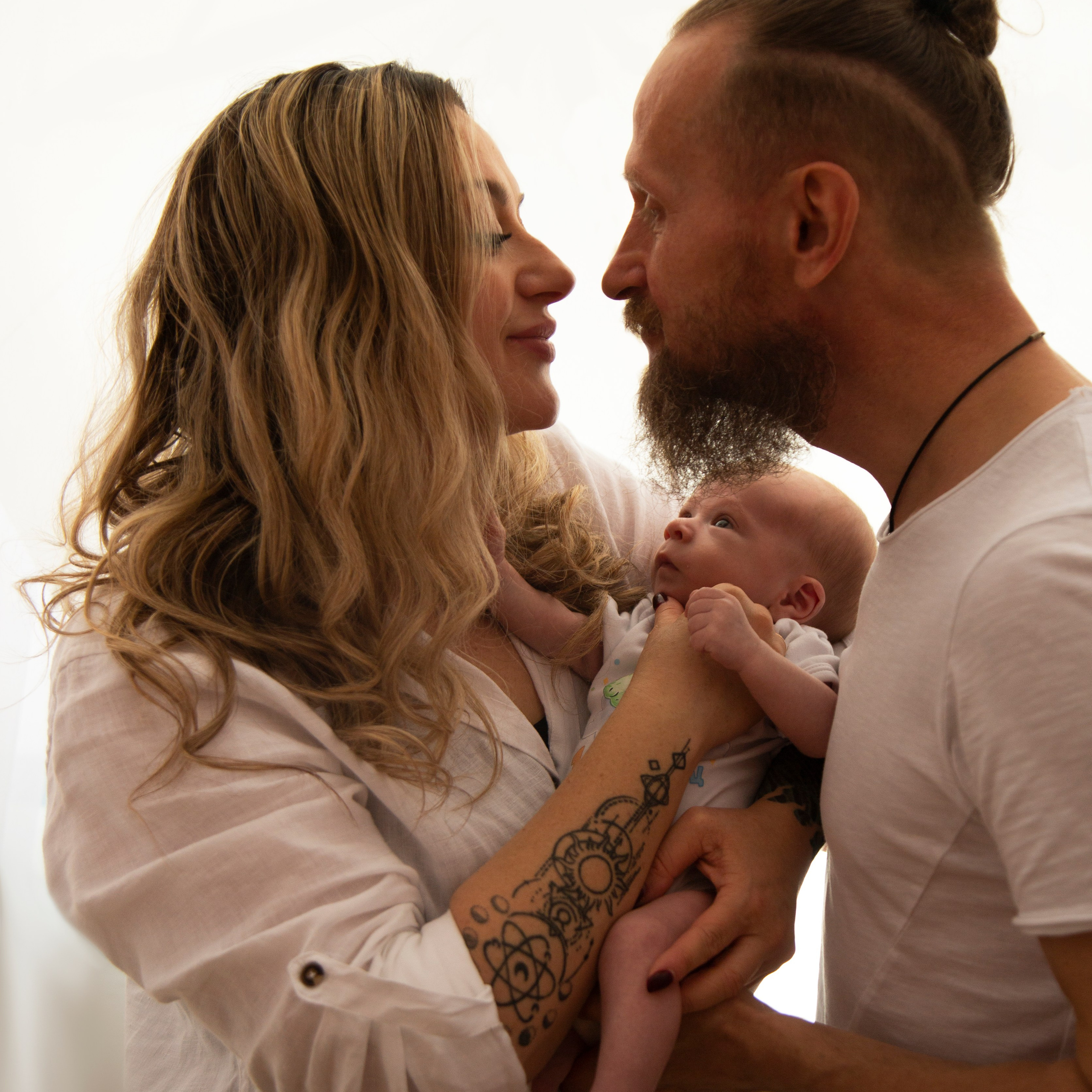 Фотосессия новорожденных в Москве дома и в студии от фотографа новорожденных. Фотосессия в студии в Москве от профессионального фотографа услуги по доступным ценам