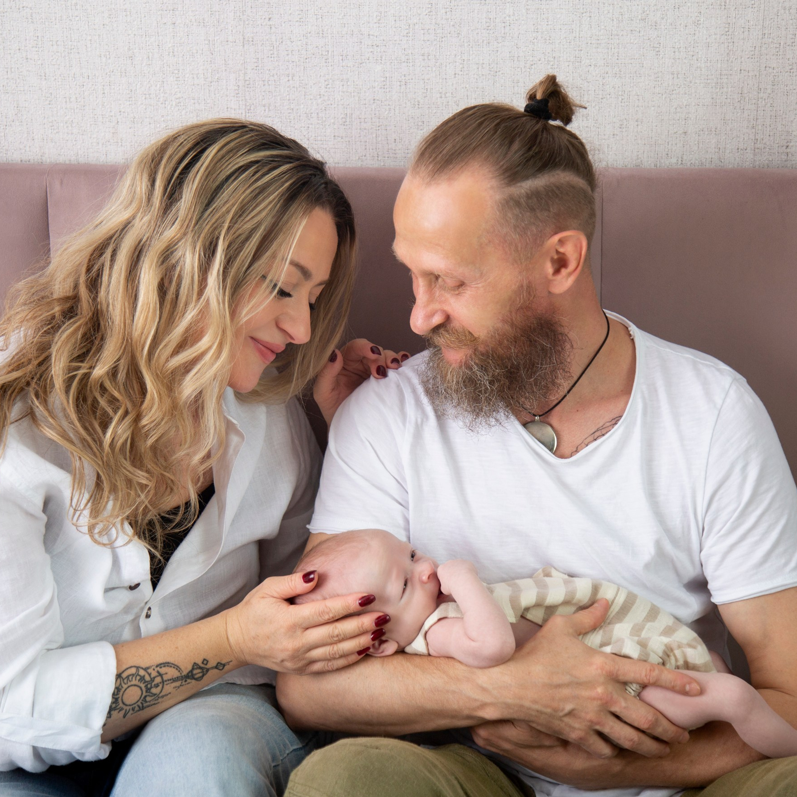 Фотосессия новорожденных в Москве дома и в студии от фотографа новорожденных. Фотосессия в студии в Москве от профессионального фотографа услуги по доступным ценам