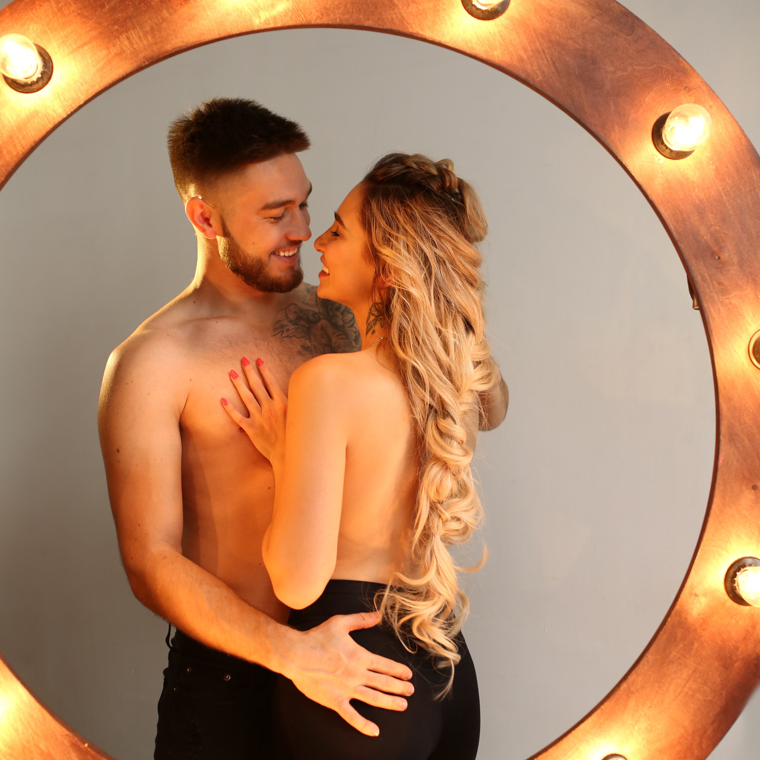 Фотосессия для пары в Москве в студии в стиле лавстори. Фотосессия в студии в Москве от профессионального фотографа услуги по доступным ценам