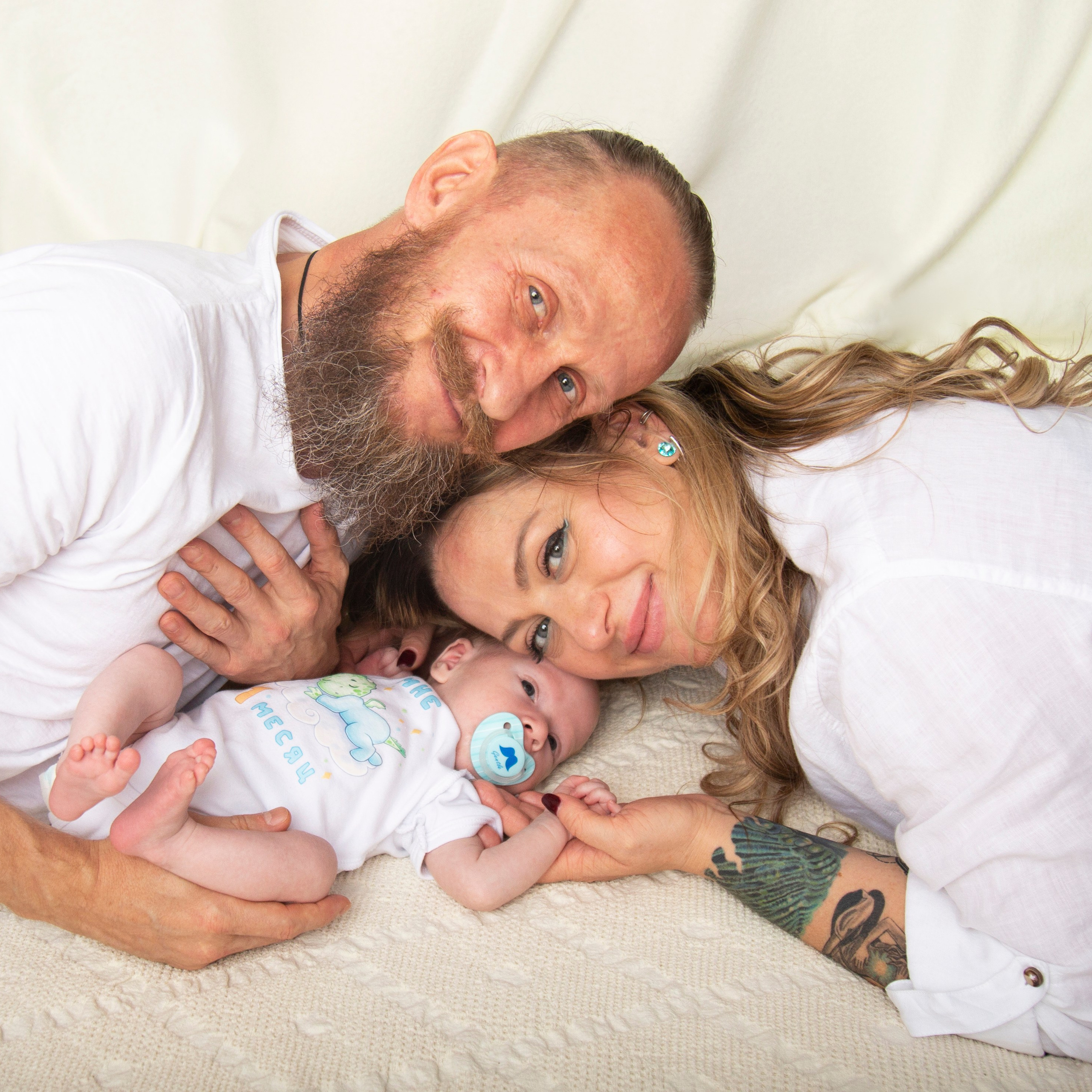 Фотосессия новорожденных в Москве дома и в студии от фотографа новорожденных. Фотосессия в студии в Москве от профессионального фотографа услуги по доступным ценам