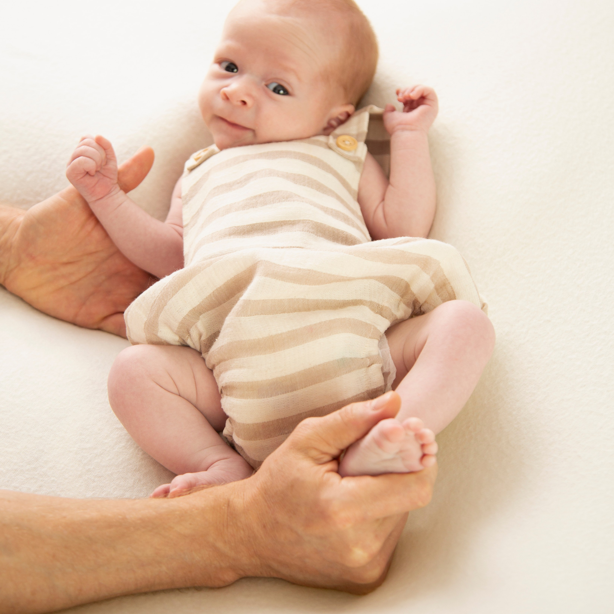 Фотосессия новорожденных в Москве дома и в студии от фотографа новорожденных. Фотосессия в студии в Москве от профессионального фотографа услуги по доступным ценам