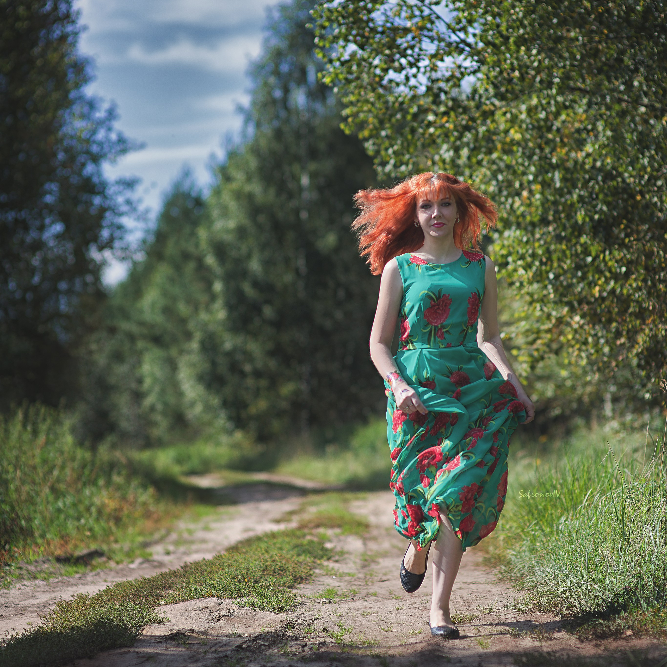 Девушка бежит по лесной дороге