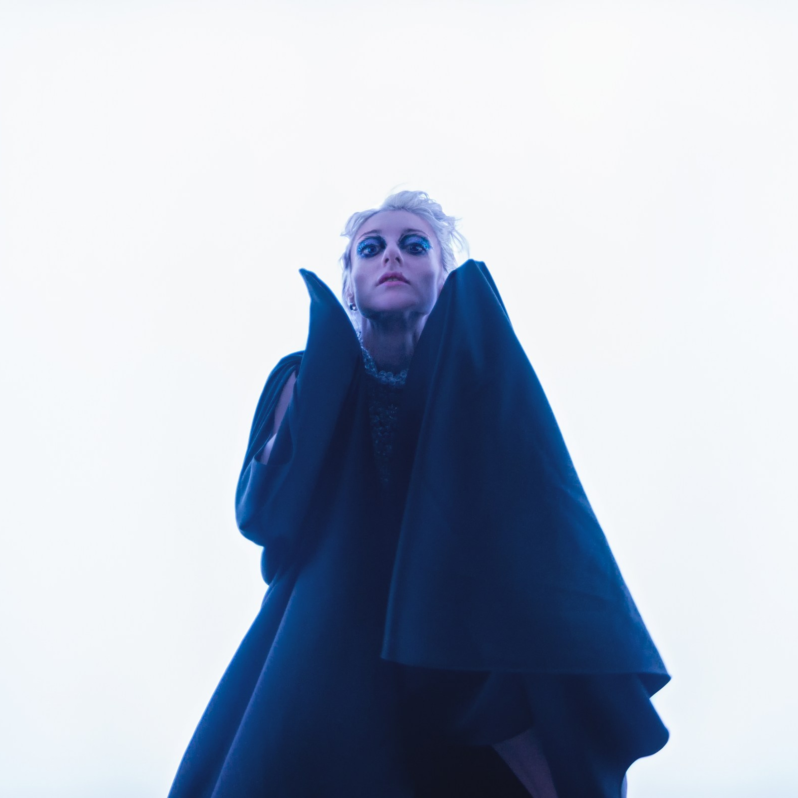 девушка в длинном плаще