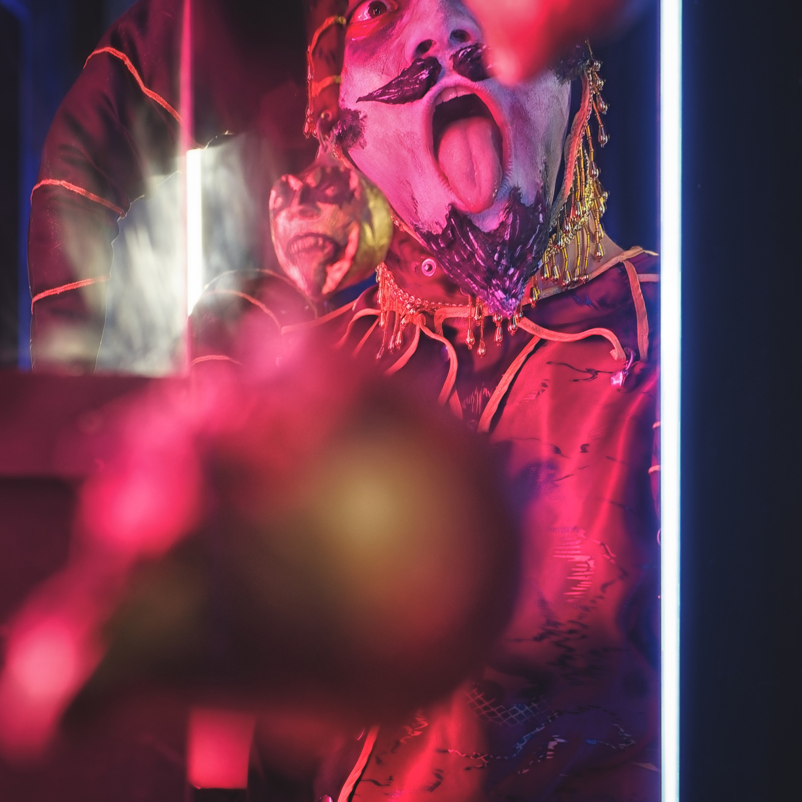 На фотографии запечатлён атмосферный портрет девушки в уютной домашней обстановке. Мягкий рассеянный свет создаёт тёплую атмосферу, а естественный ракурс подчёркивает непринуждённость момента. Модель выглядит расслабленно и естественно, что делает снимок особенно искренним и притягательным.Заголовок:«Уютный портрет: домашняя атмосфера»Ключевые слова:портретный фотограф в Москве, фотограф Сафронов Иван, портретная фотография, домашняя съёмка, естественная красота, уютная атмосфера