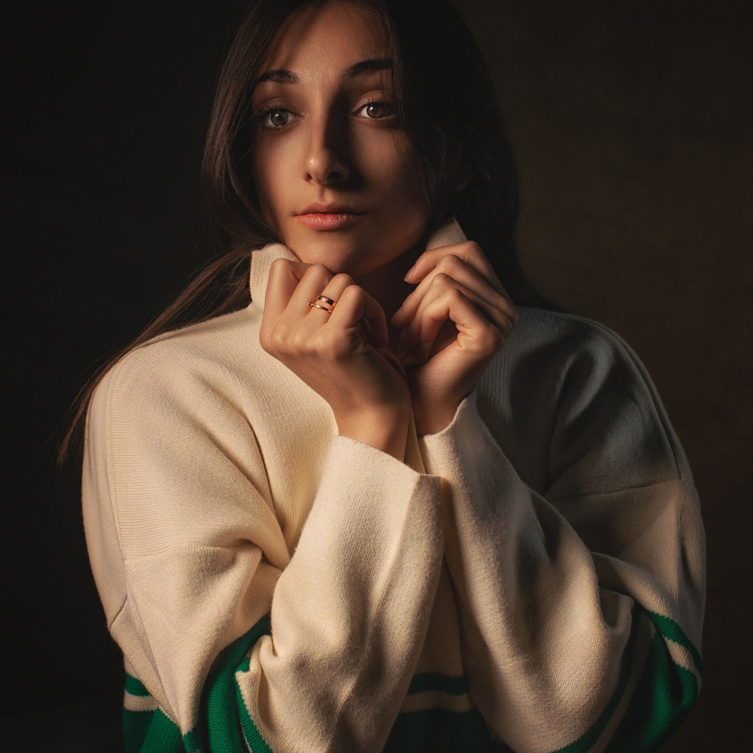 Девушка держит себя за воротник