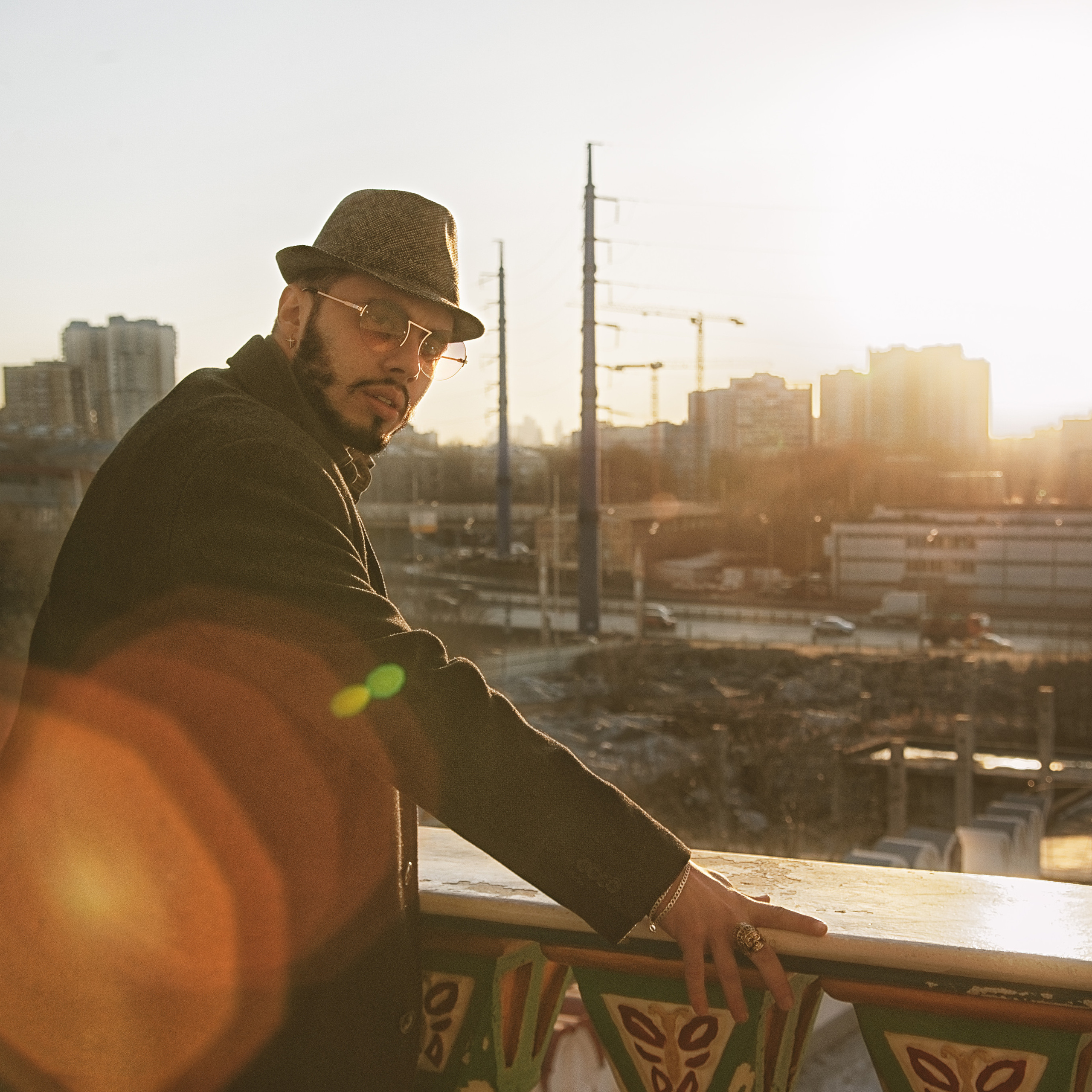 Мужчина в шляпе в городе