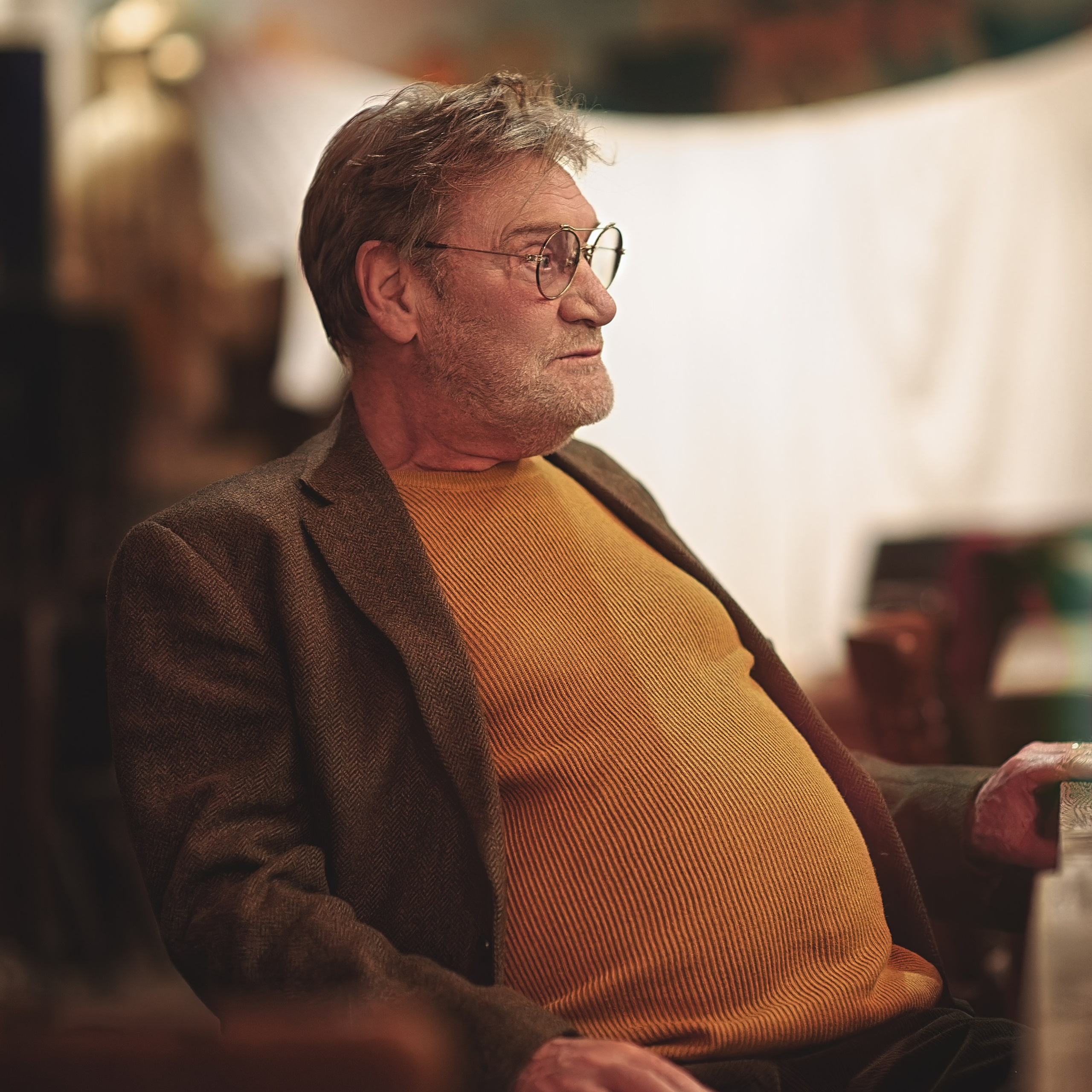 Мужчина средних лет в коричневом пиджаке