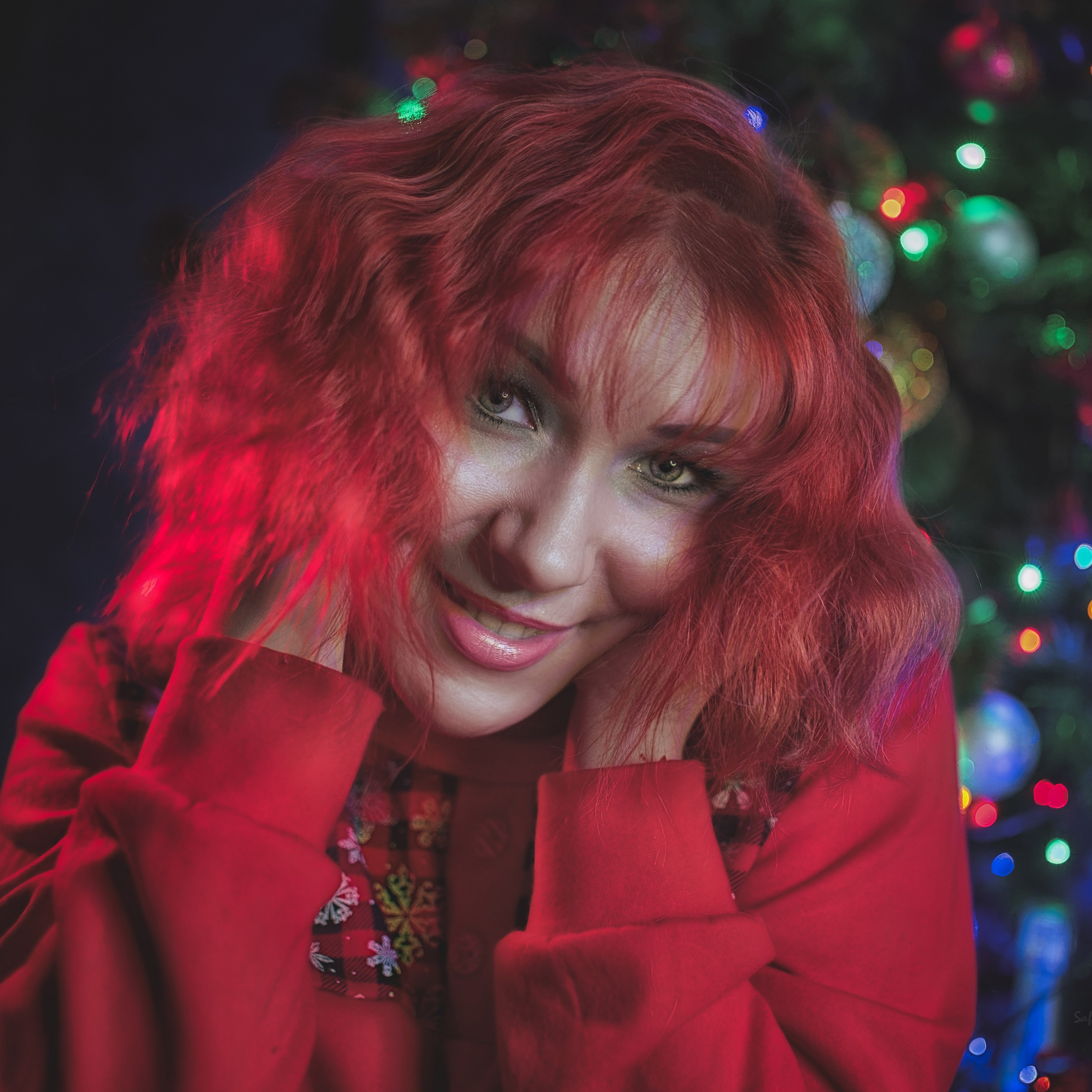 девушка запустили руки в красные волосы