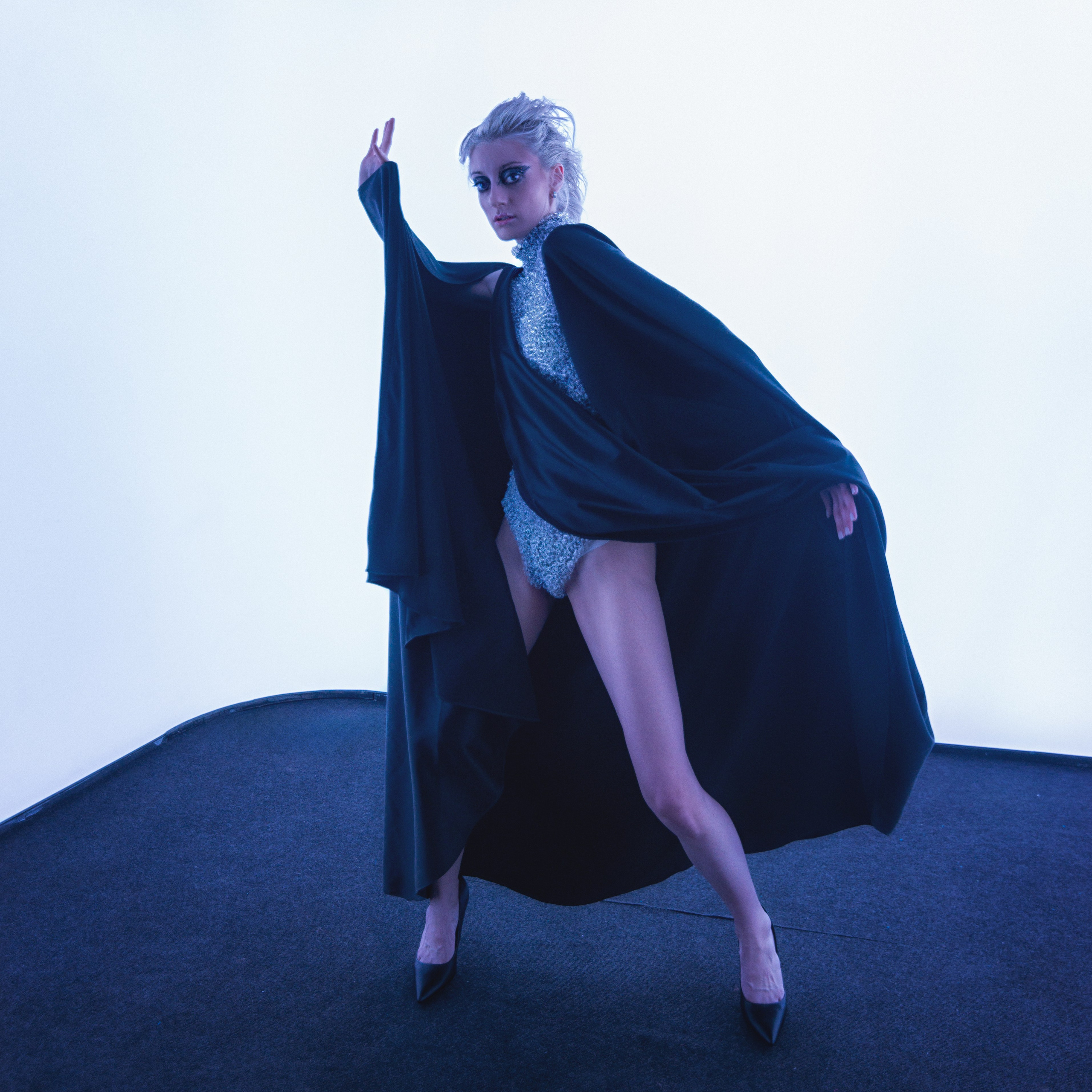 танец девушки-вороны