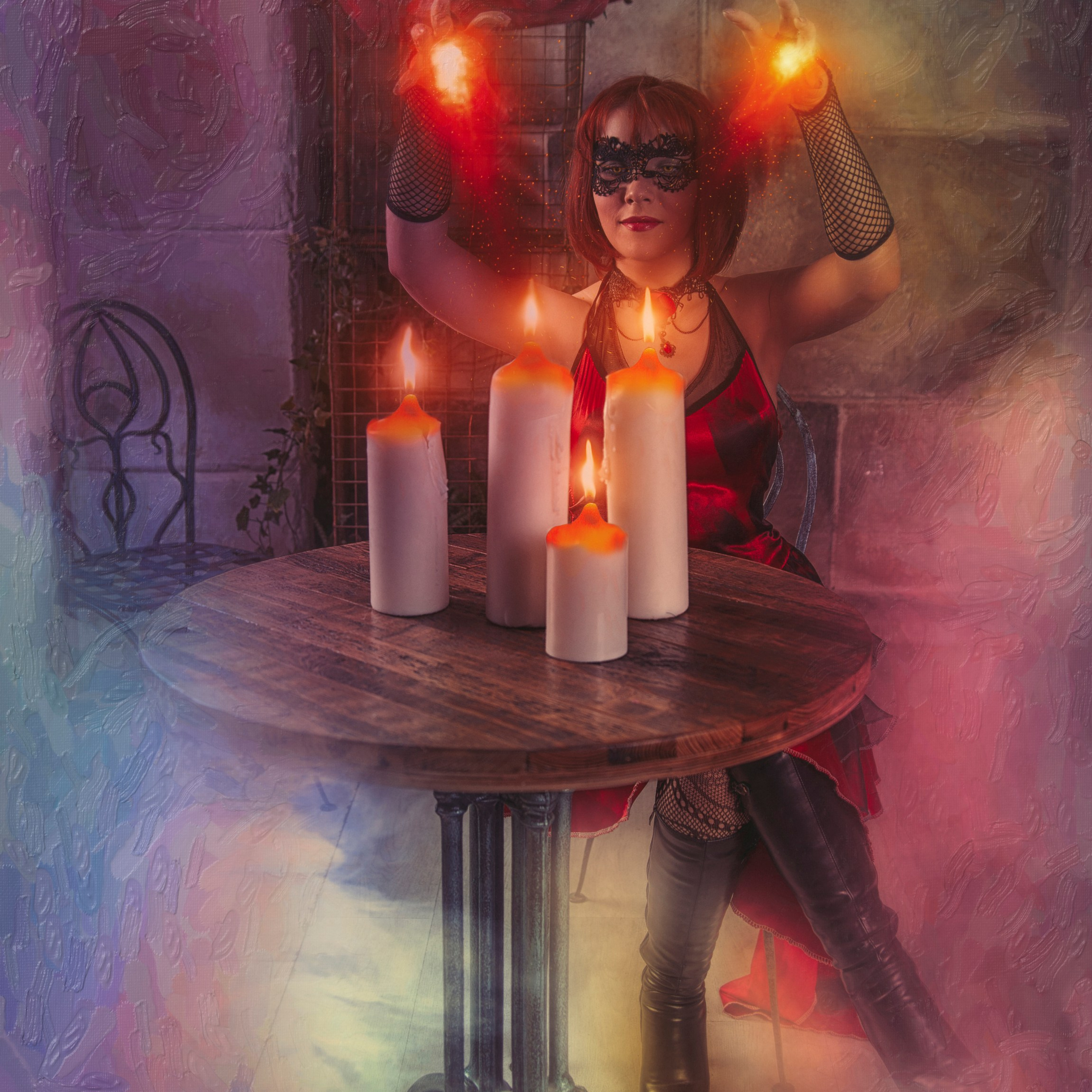 Колдунья перед свечами