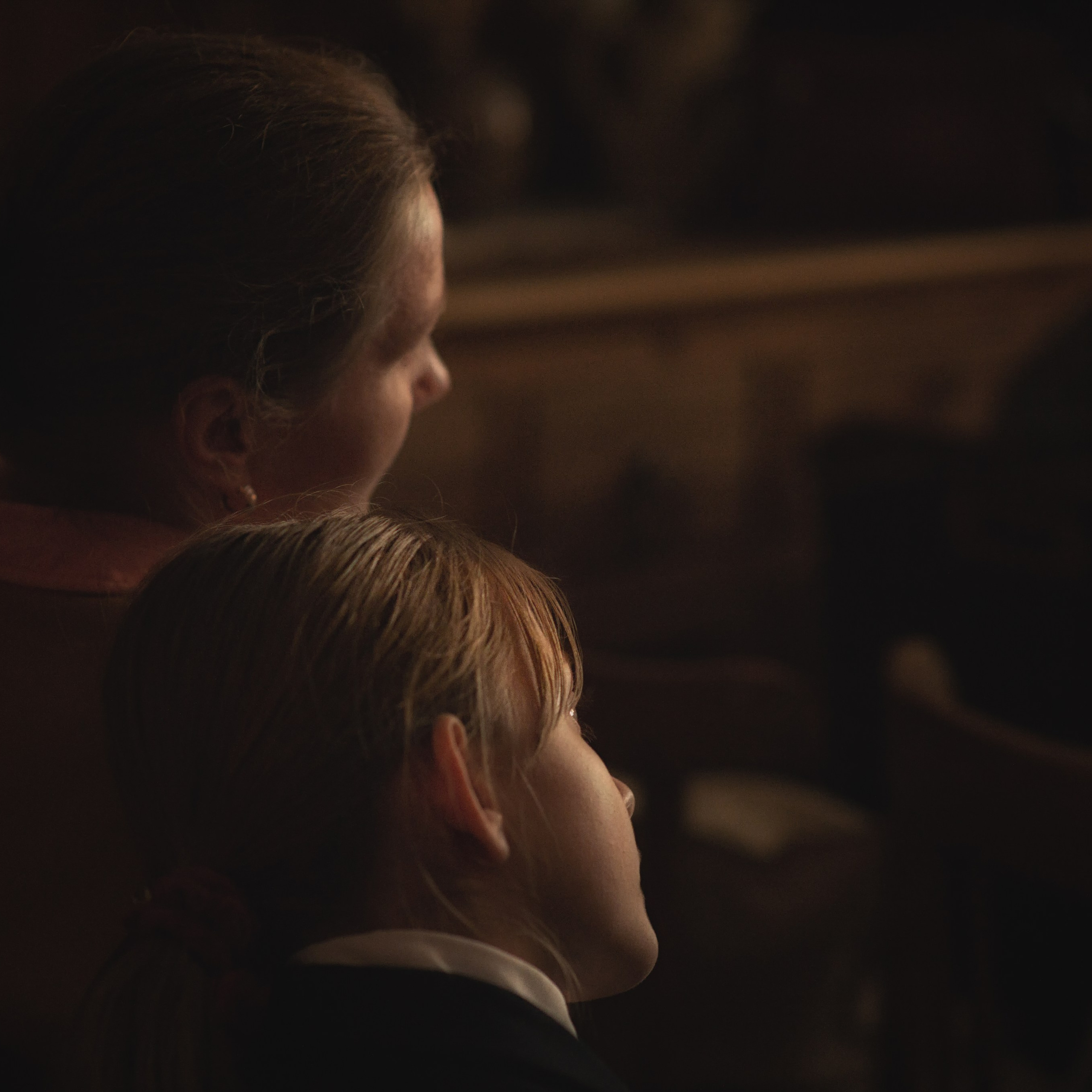 Дочка положила маме голову на плечо