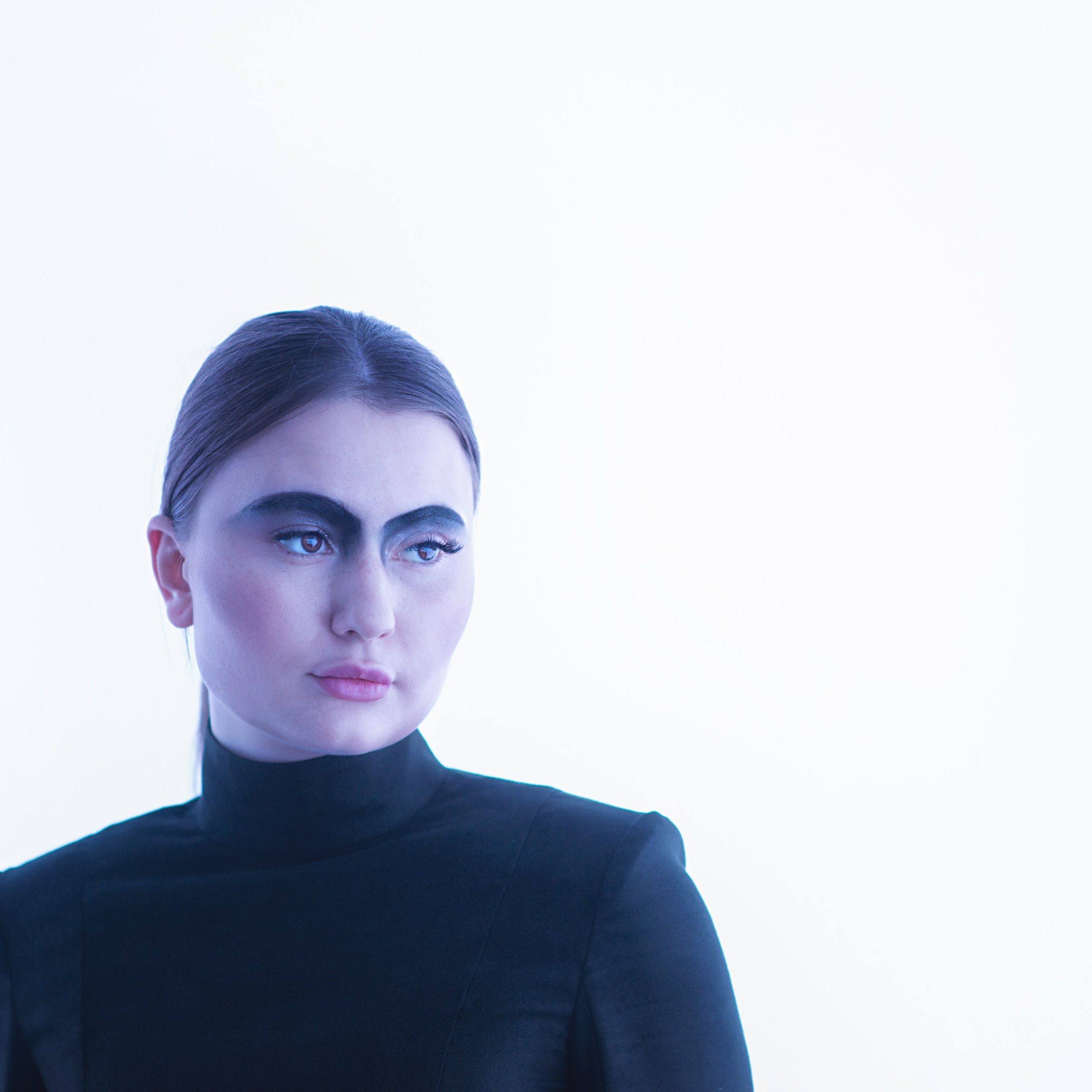 Девушка в черном платье на белом фоне