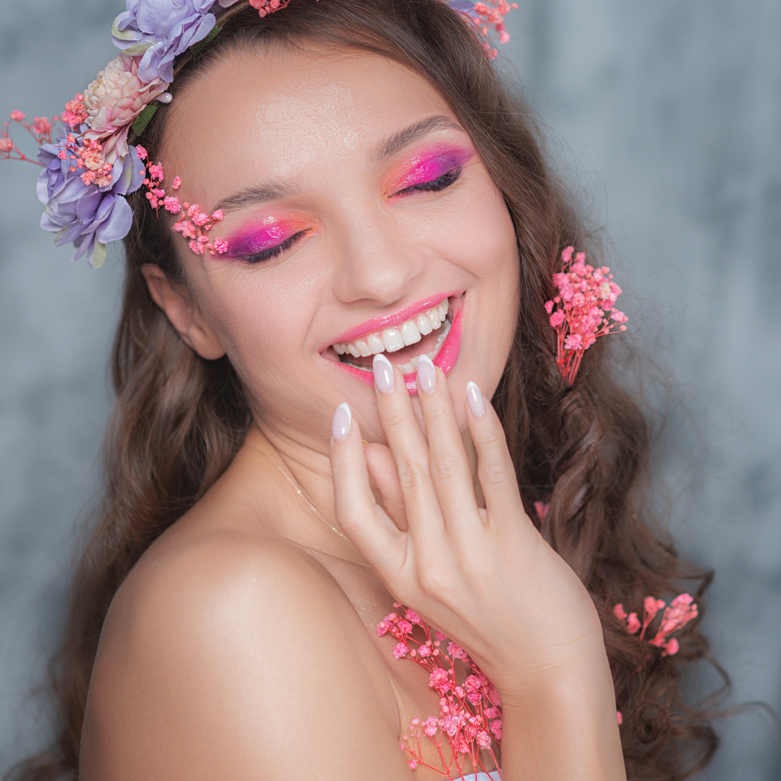 Девушка в весеннем наряде смеется и радуется