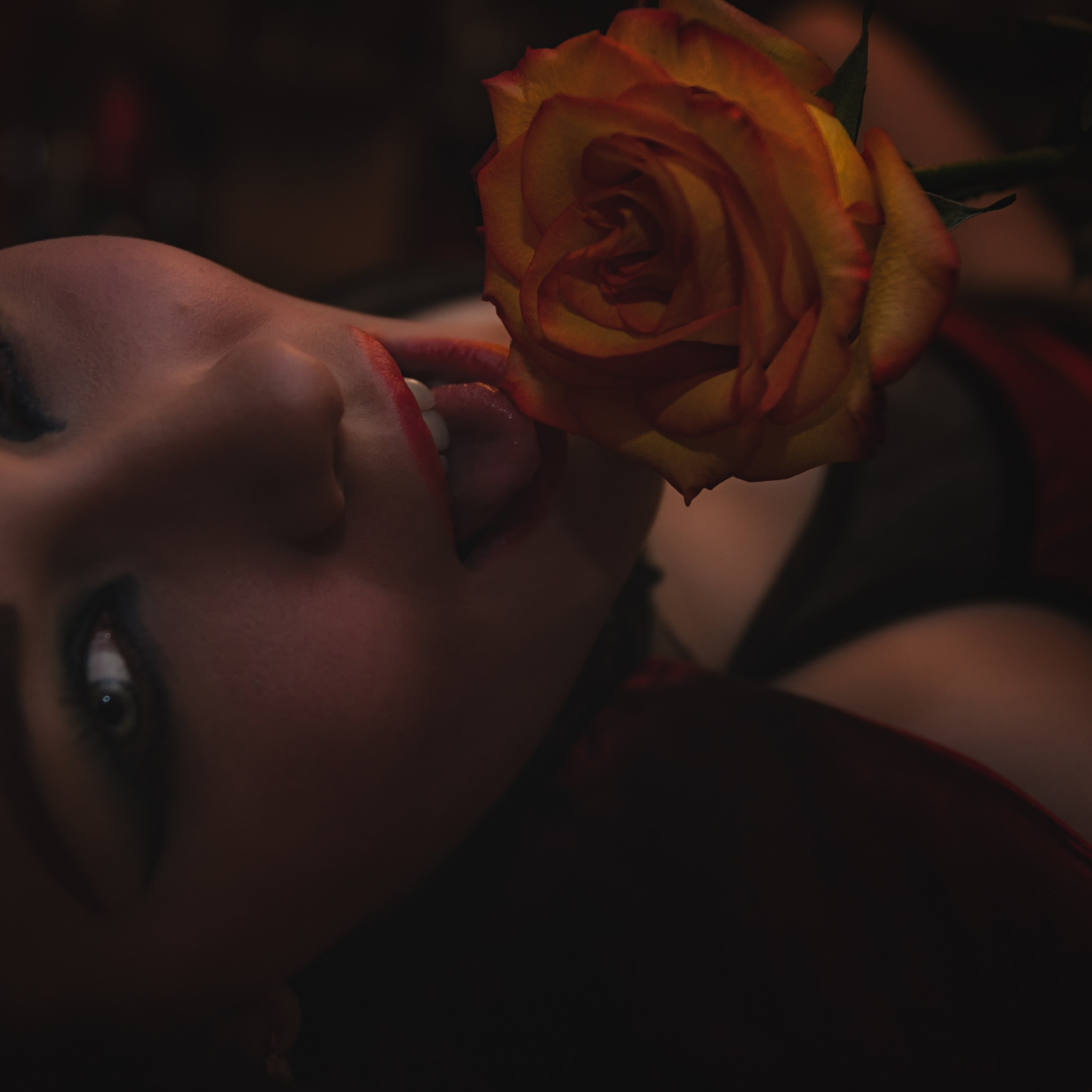 девушка облизывает лепестки розы