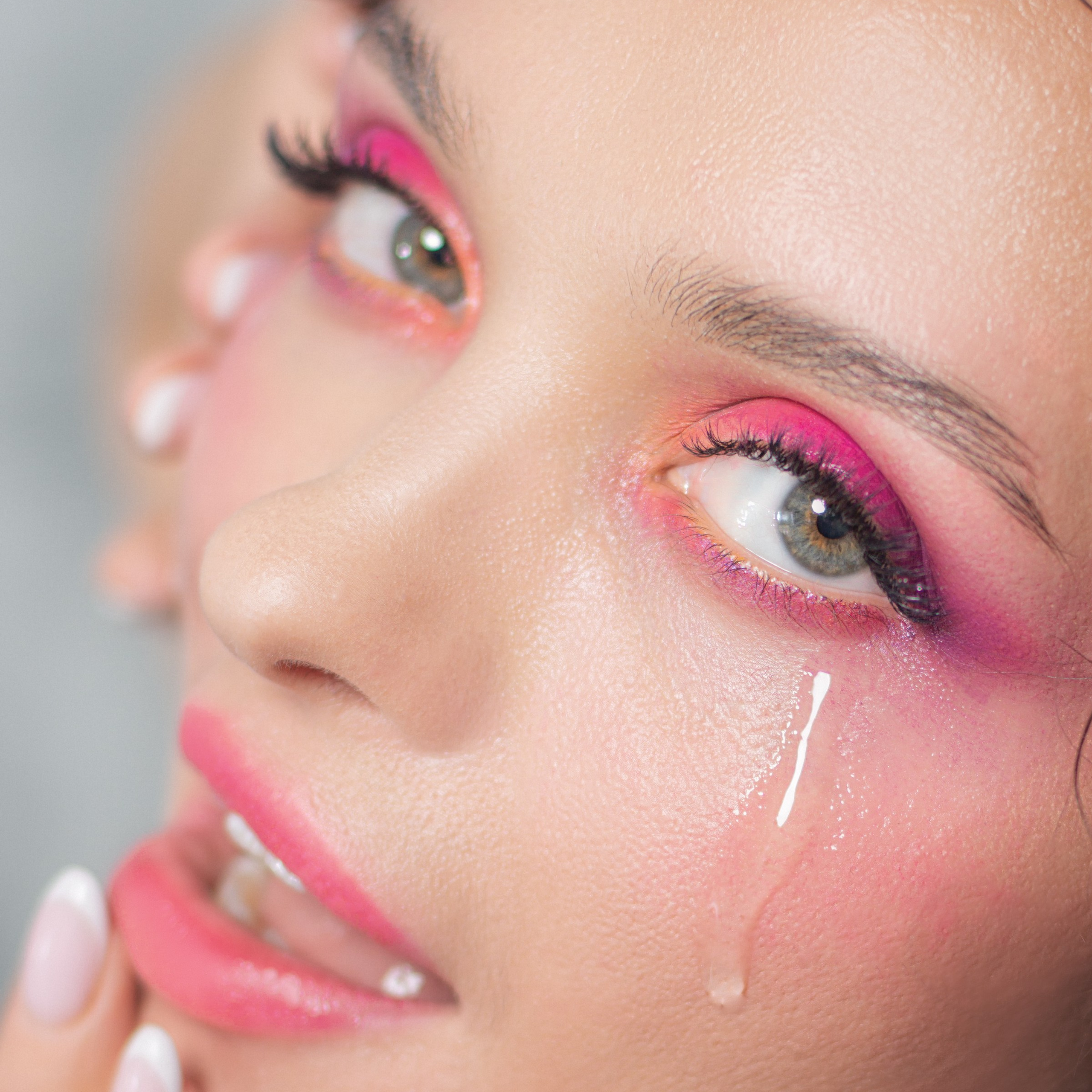 Девушка плачет от удовольствия