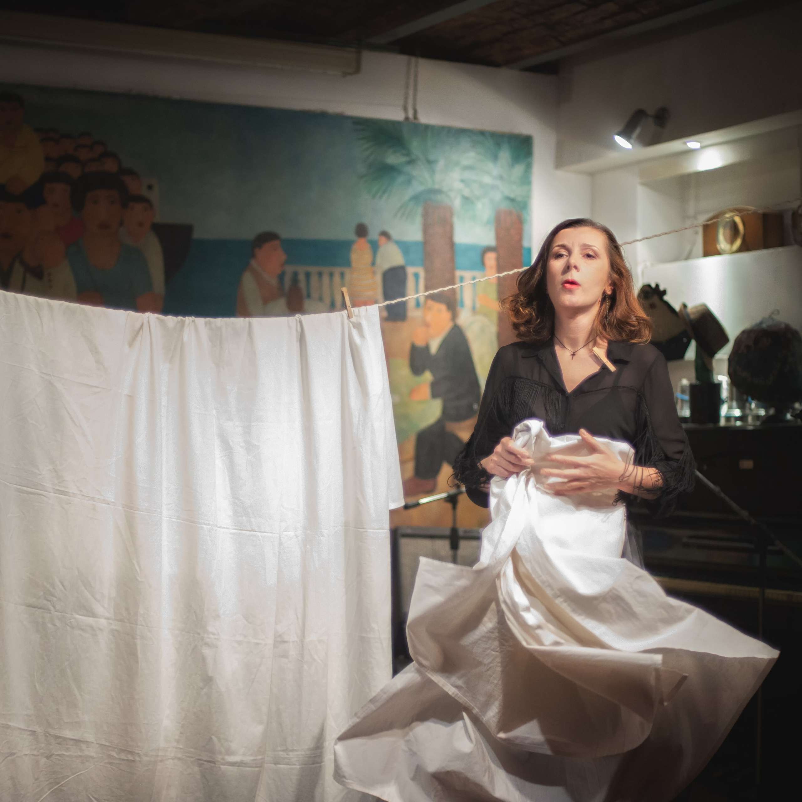 Женщина снимает высохшее белье