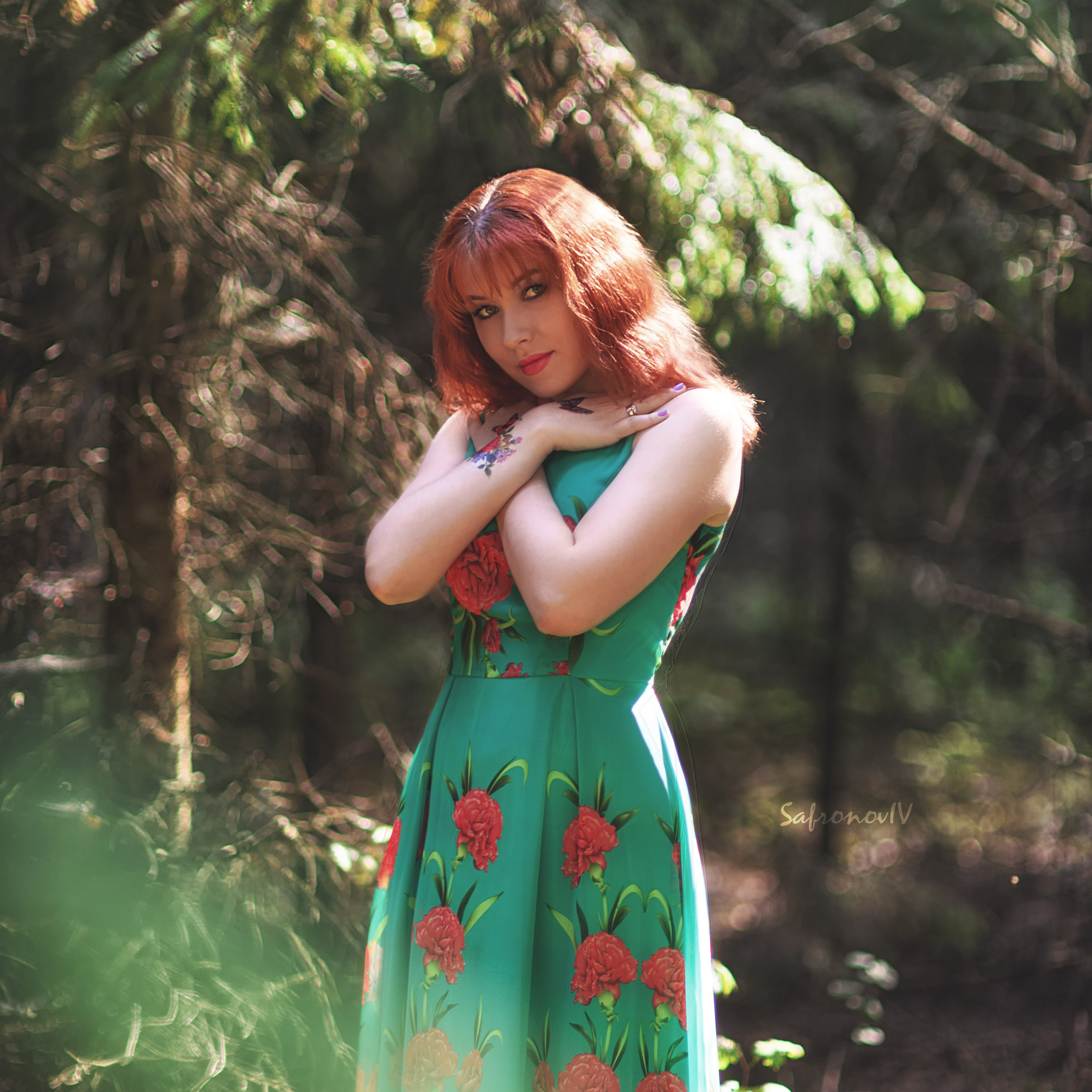 Зеленая платье на девушке, одна в лесу
