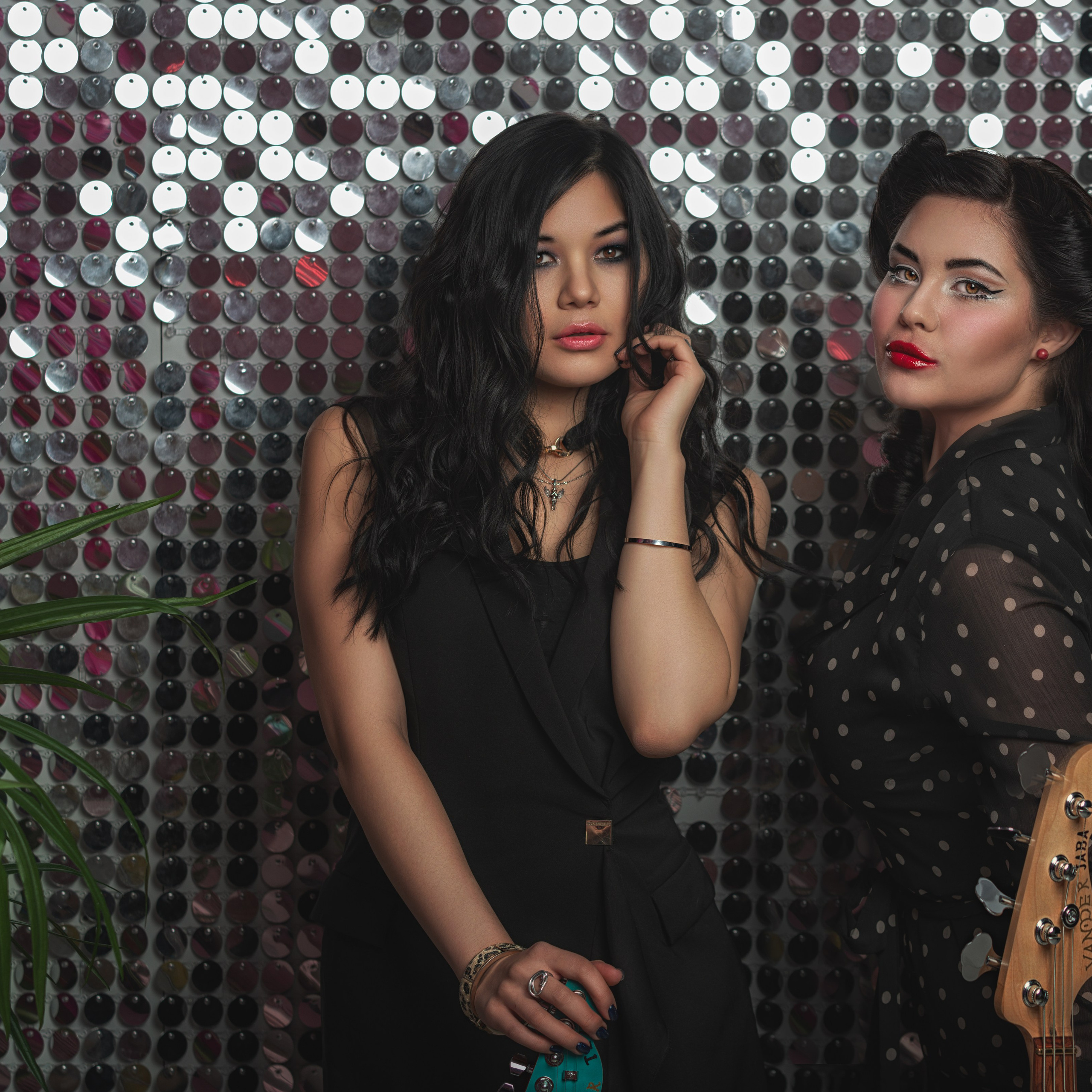 Две фэшн-гитаристки