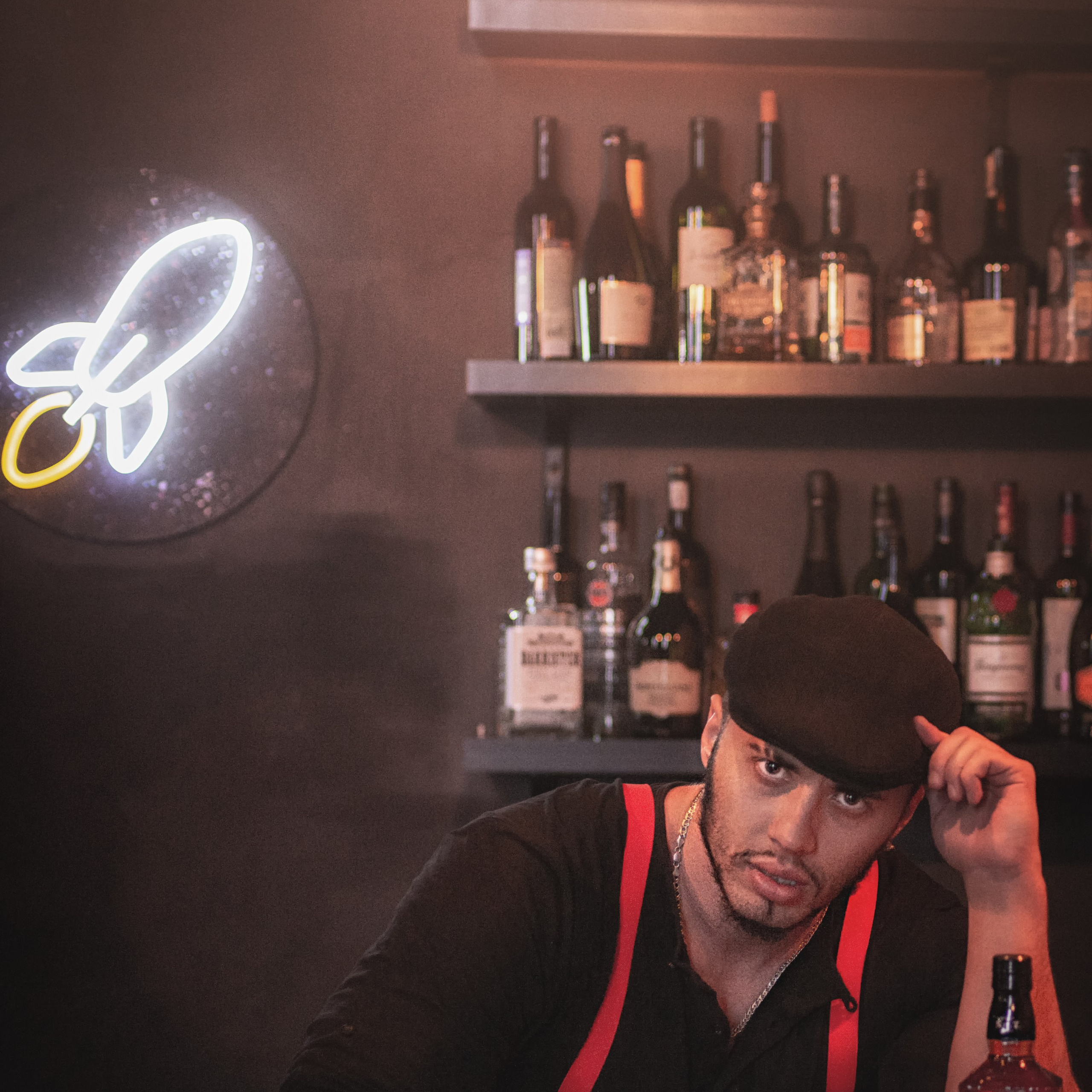 Бармен-хулиган сидит за стойкой