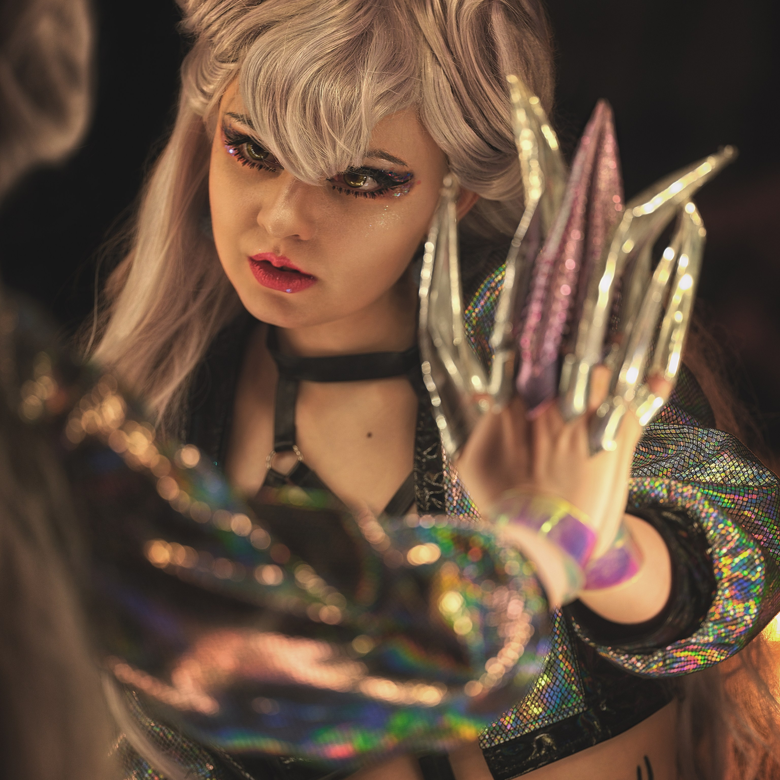 Девушка в костюме косплей смотрит через зеркало