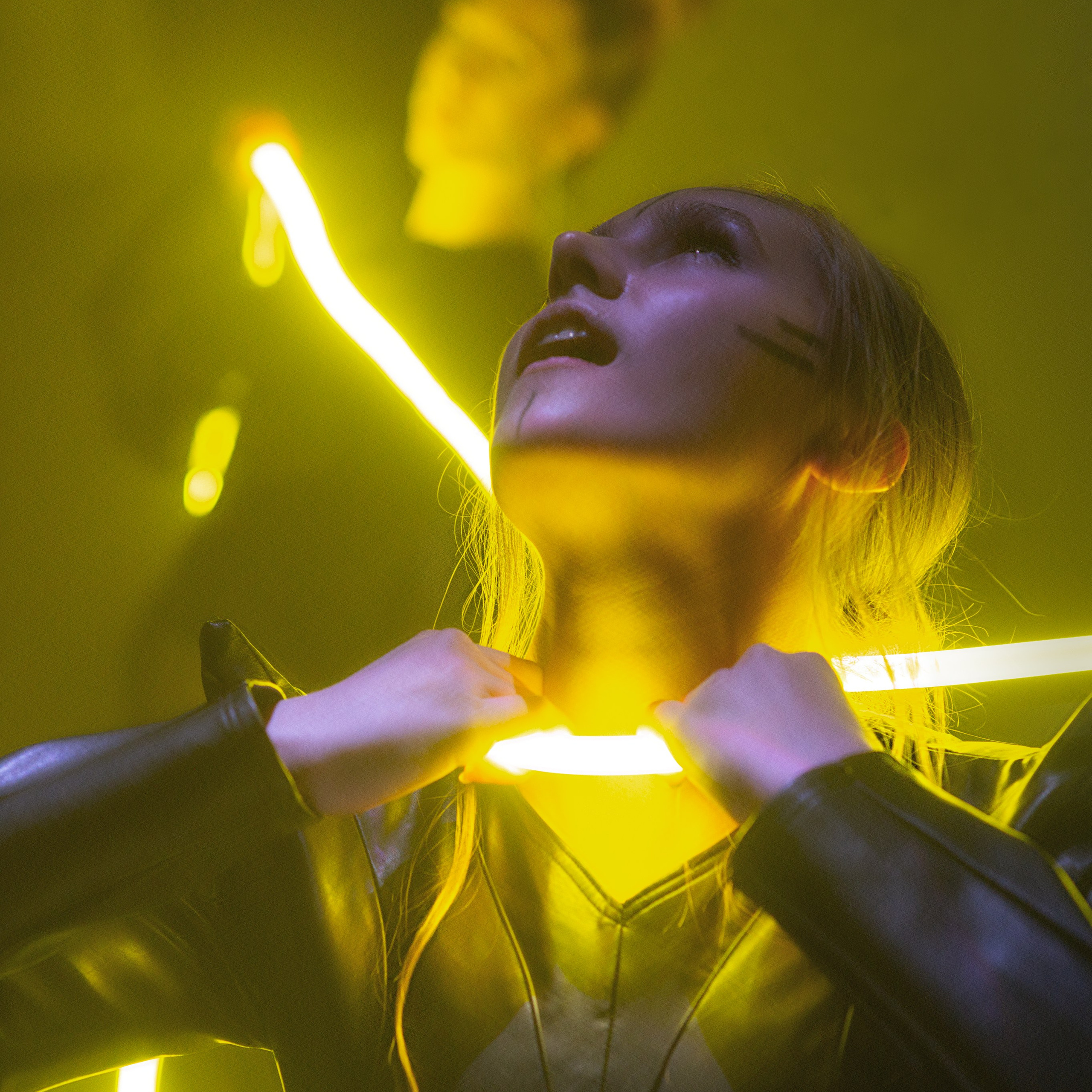 Девушку удушают светящейся веревкой