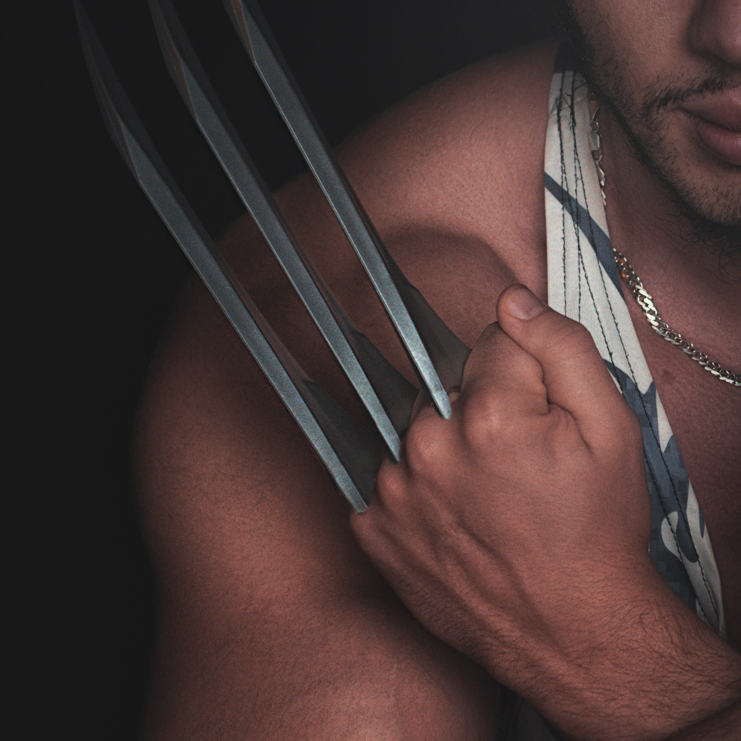 Косплеер в образе Росомахи