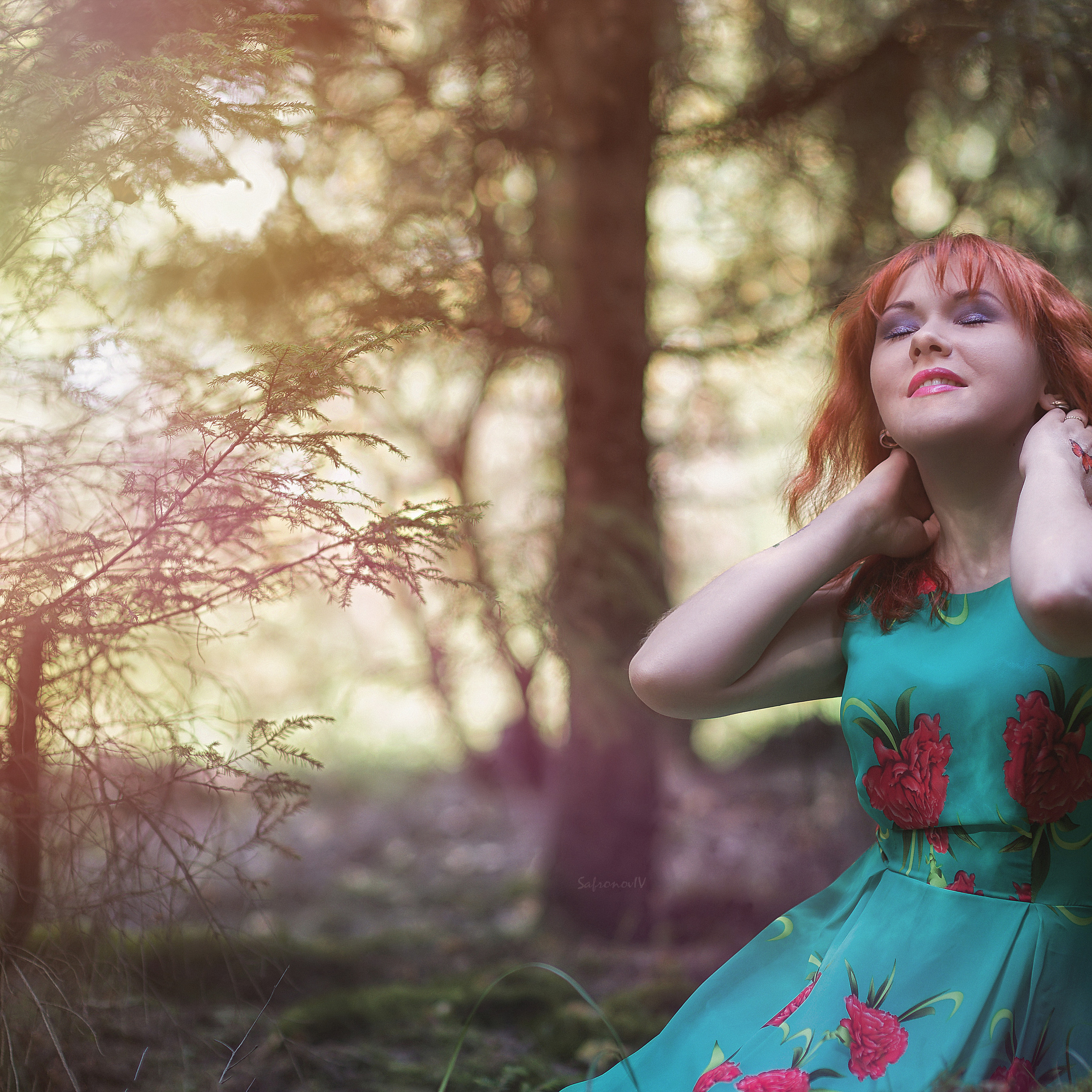 Девушка на закате в лесу