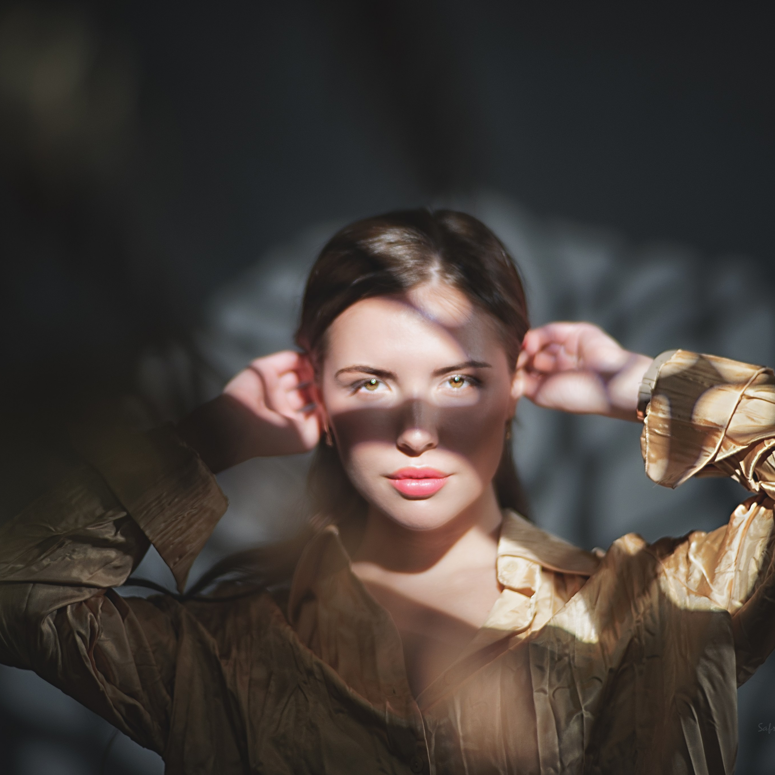 Красивая девушка в тени от ветвей