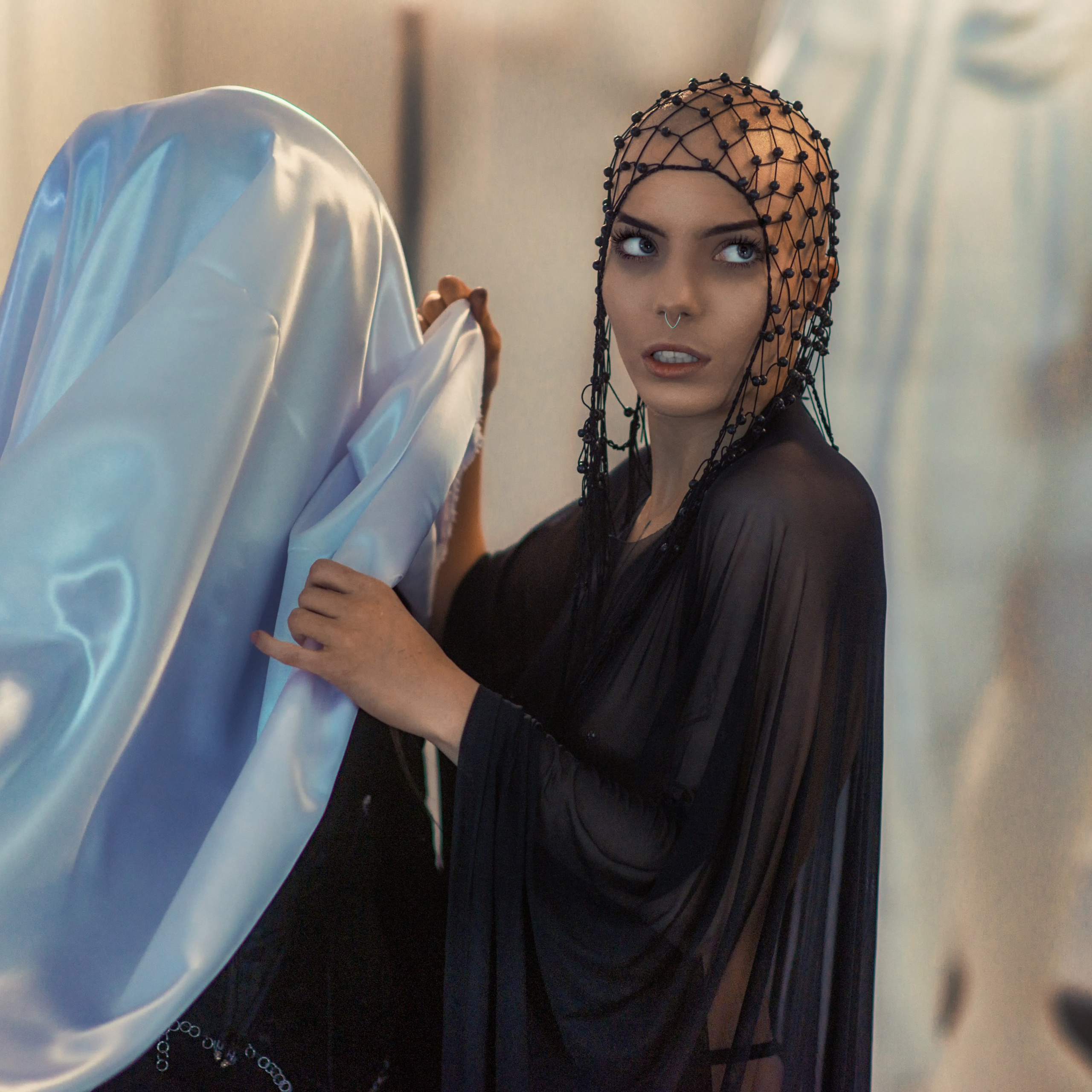 Девушка снимает покрывало с моделей