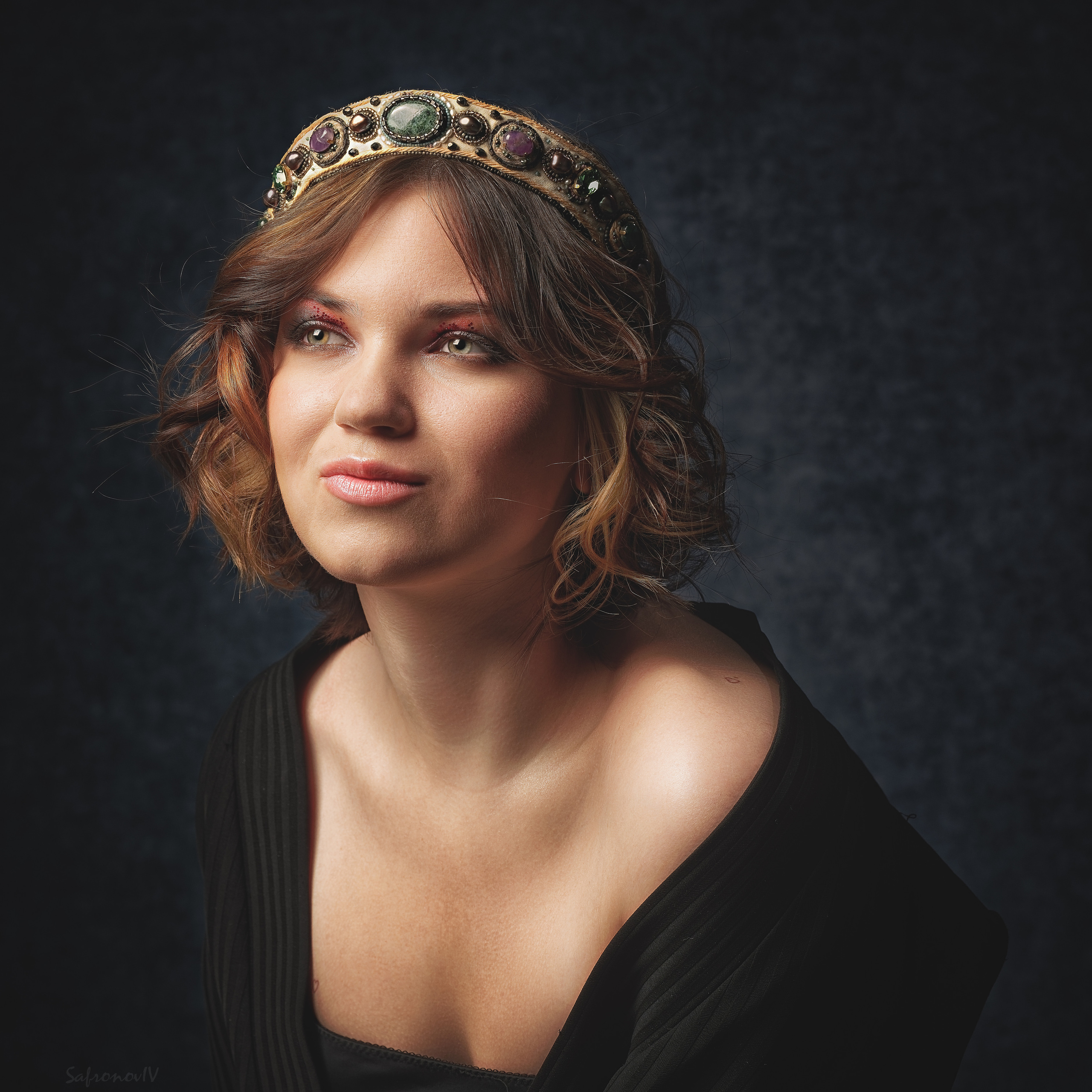 Художественный портрет девушки в короне