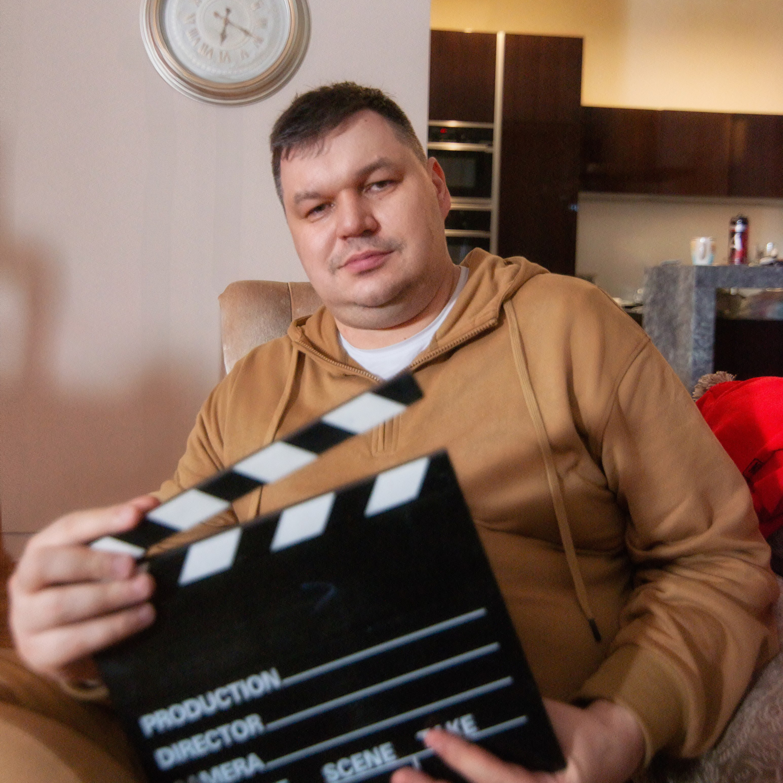 режиссер держит хлопушку