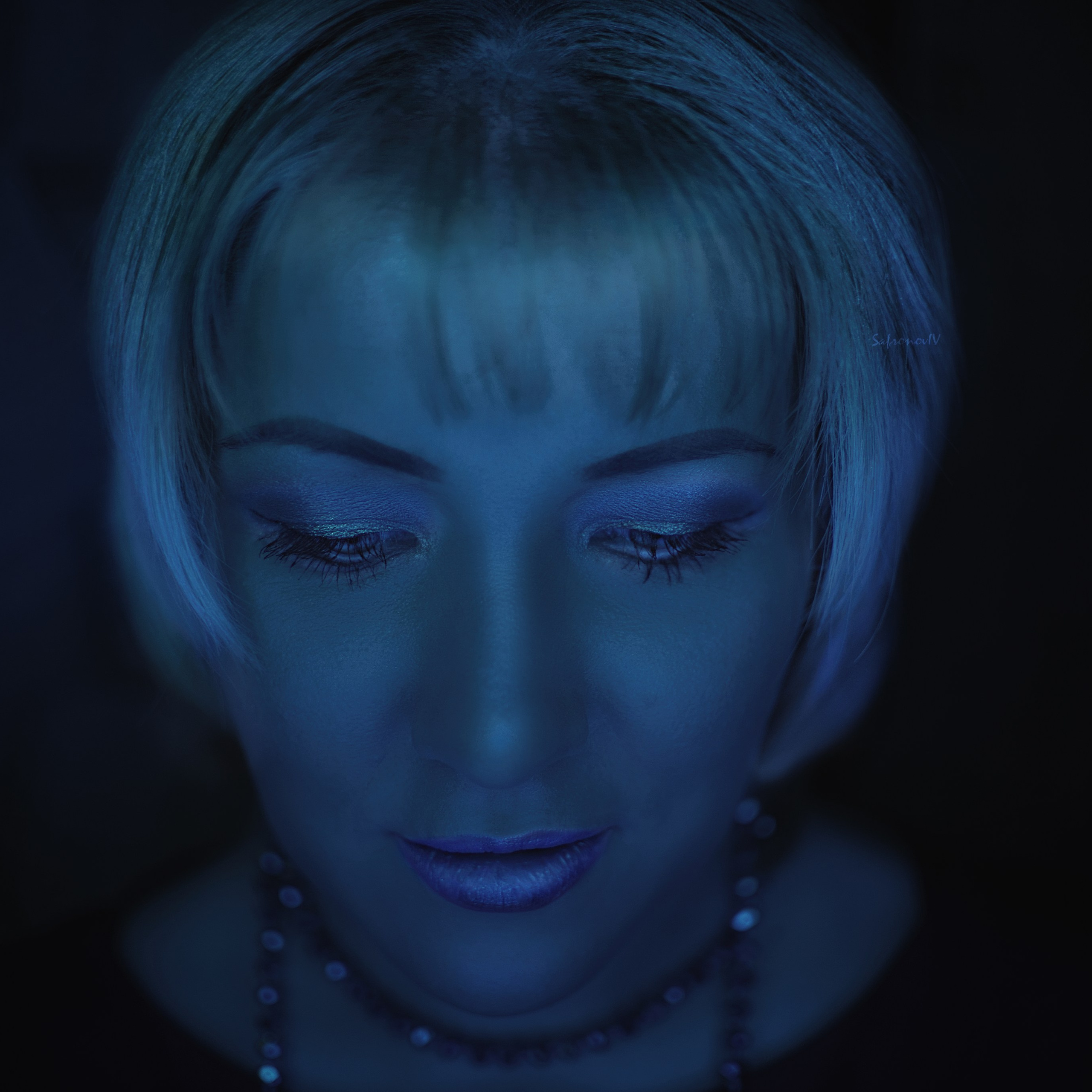 Портрет девушки в синих тонах