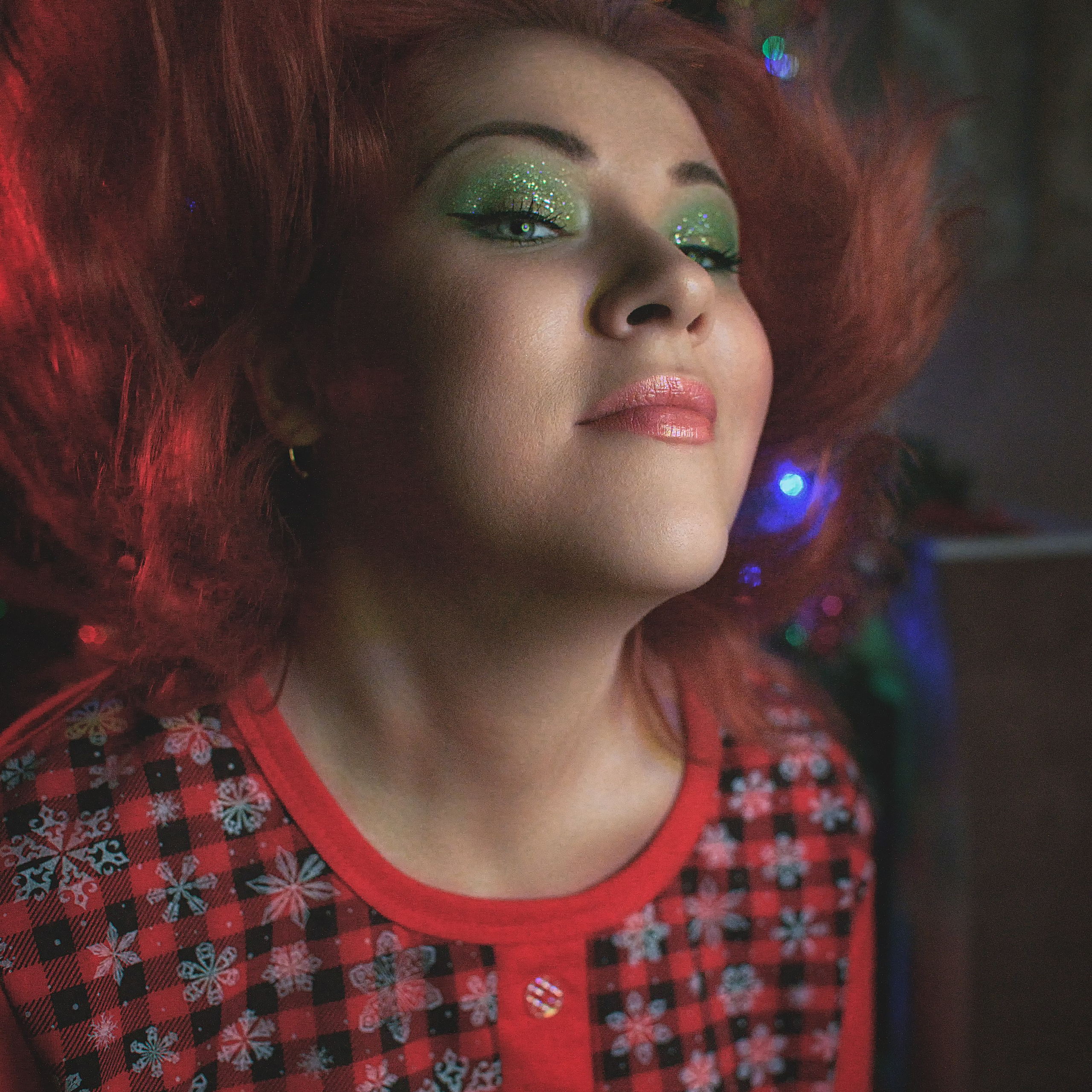 У девушки дыбом волосы